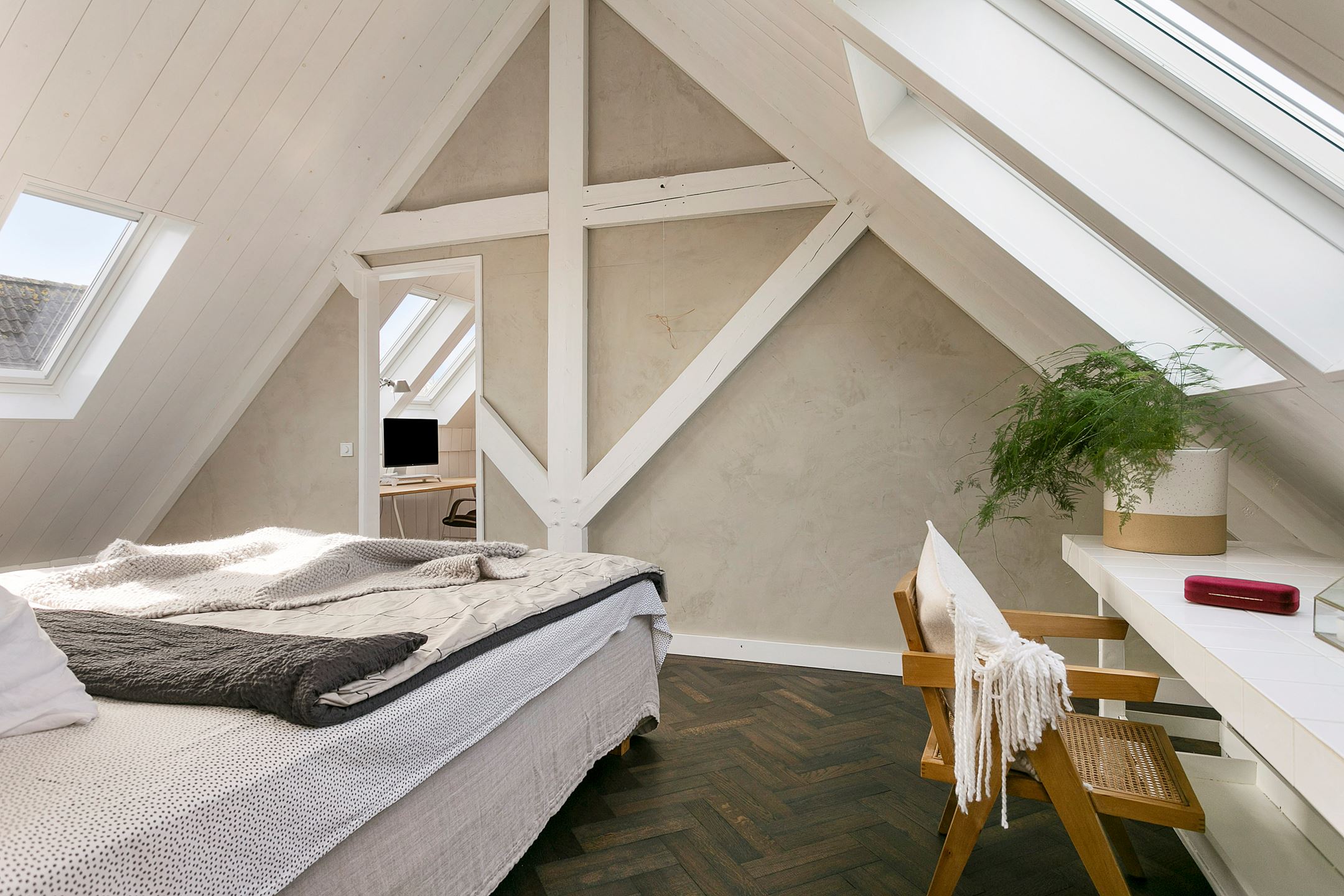 chambre mansardée décoration contemporaine beige