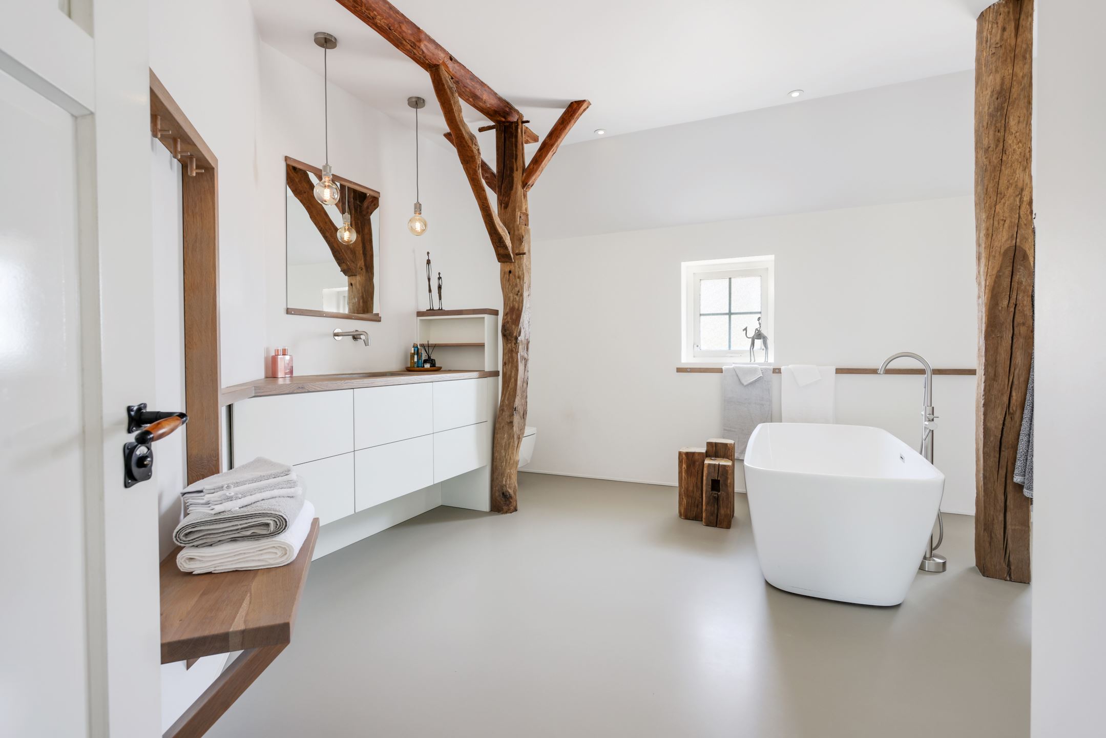 salle de bain design avec poutres maison rénovée salle de bain design avec poutres maison rénovée