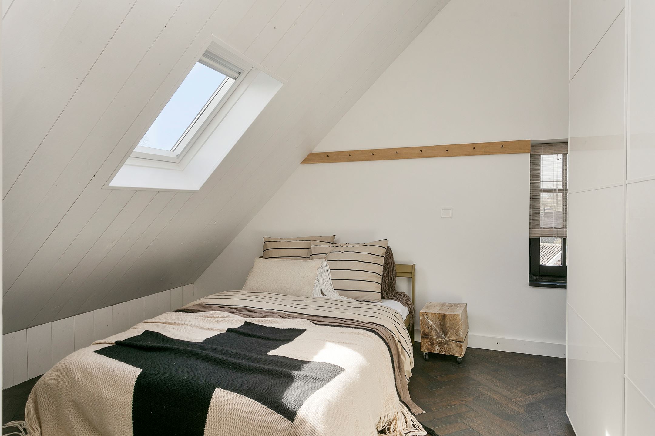 chambre mansardée décoration contemporaine beige
