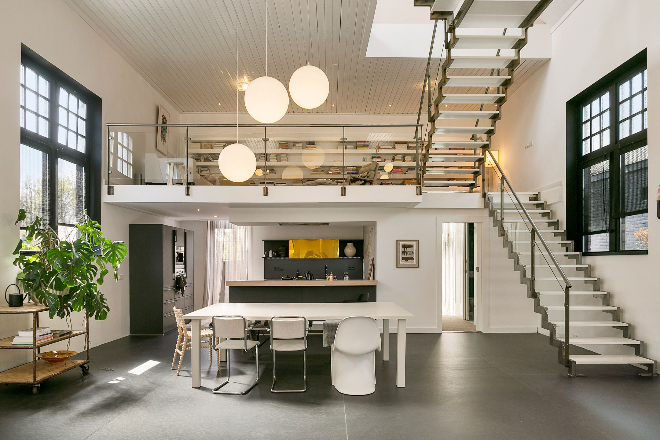 salon avec mezzanine décoration contemporaine beige