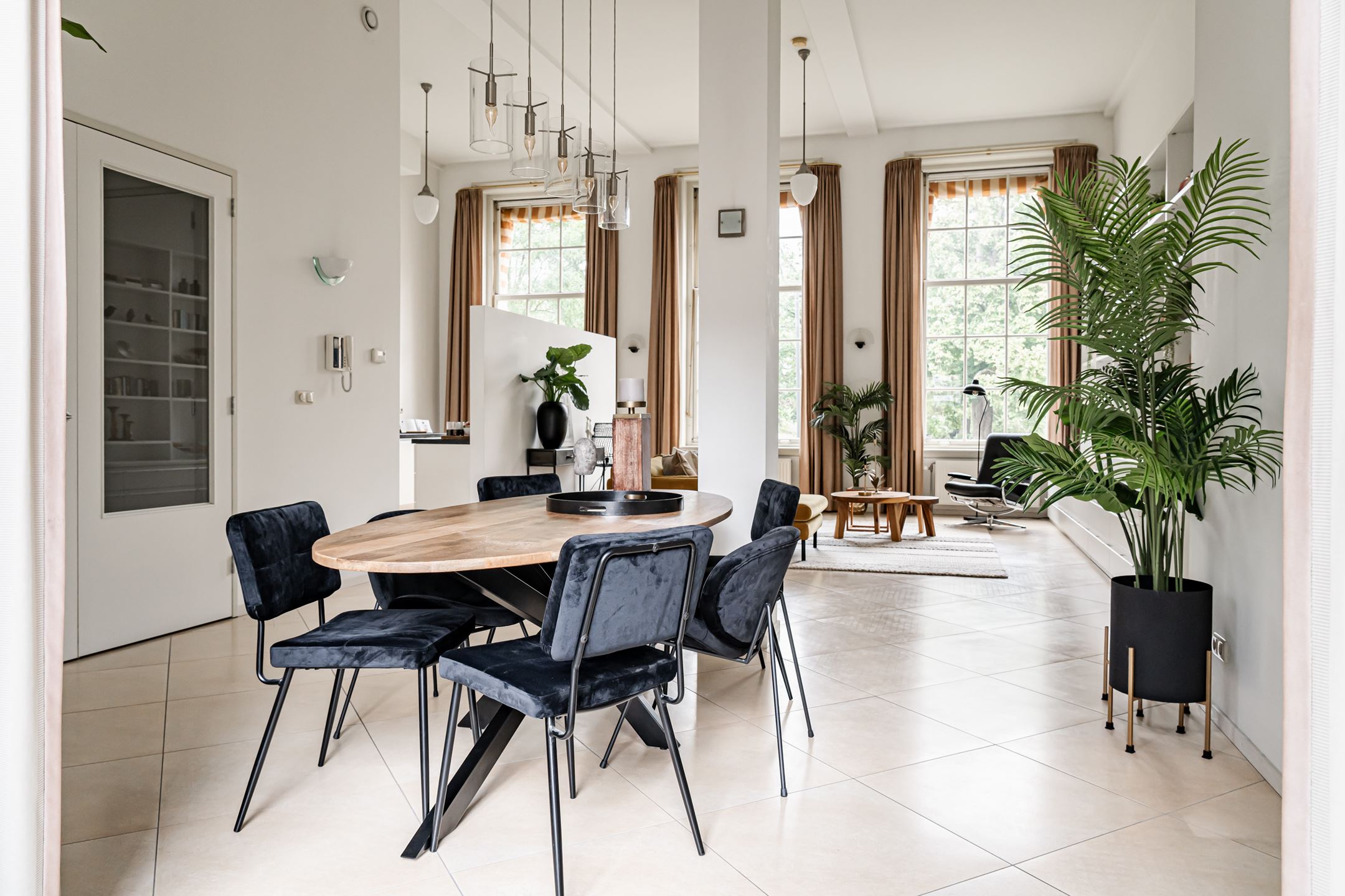 salle à manger avec chaises velours