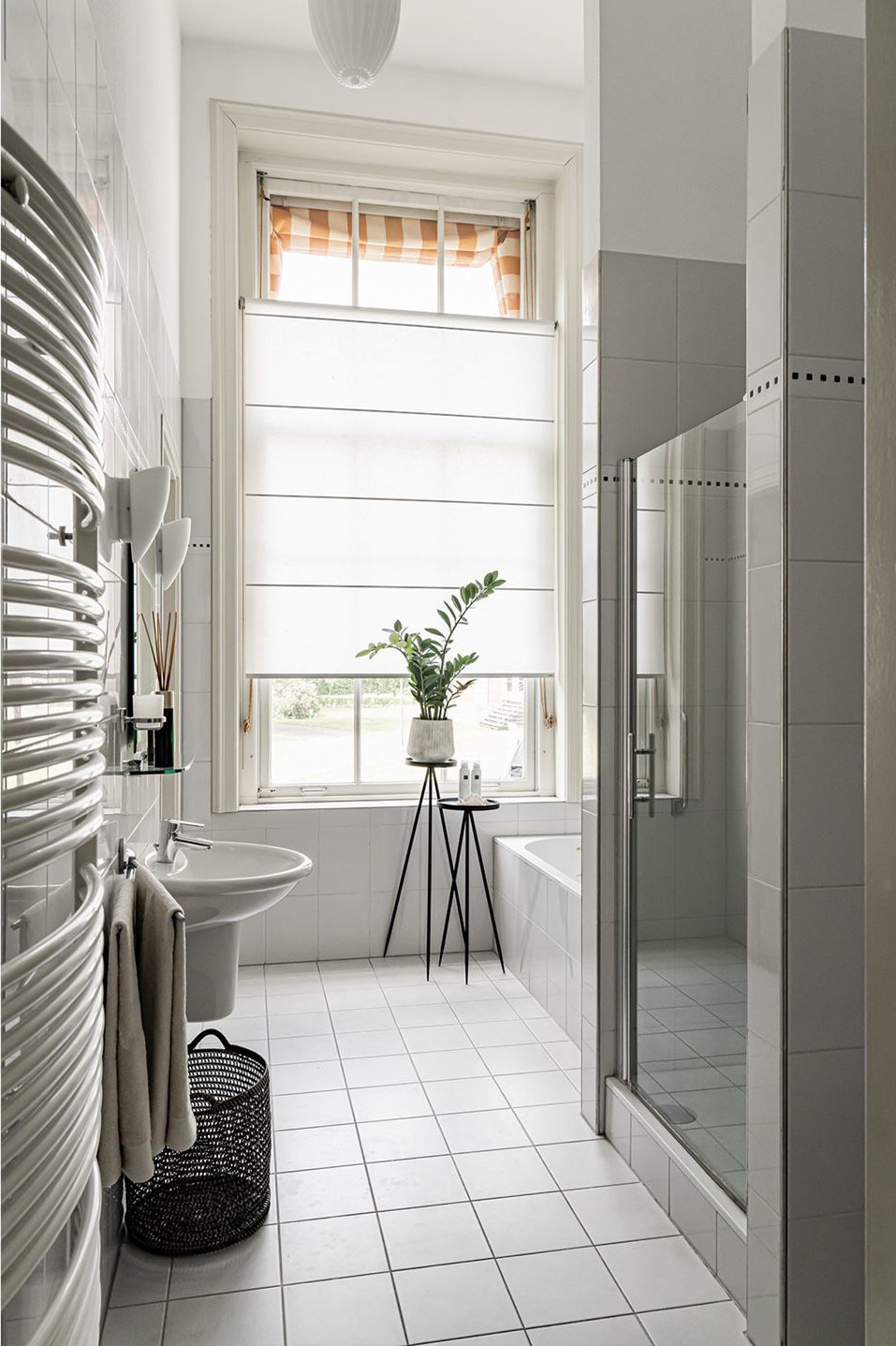 salle de bain avec fenêtre