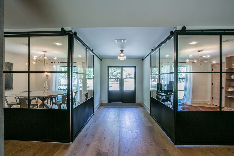 salon avec verrières maison rénovée par Joanna et Chip Gaines