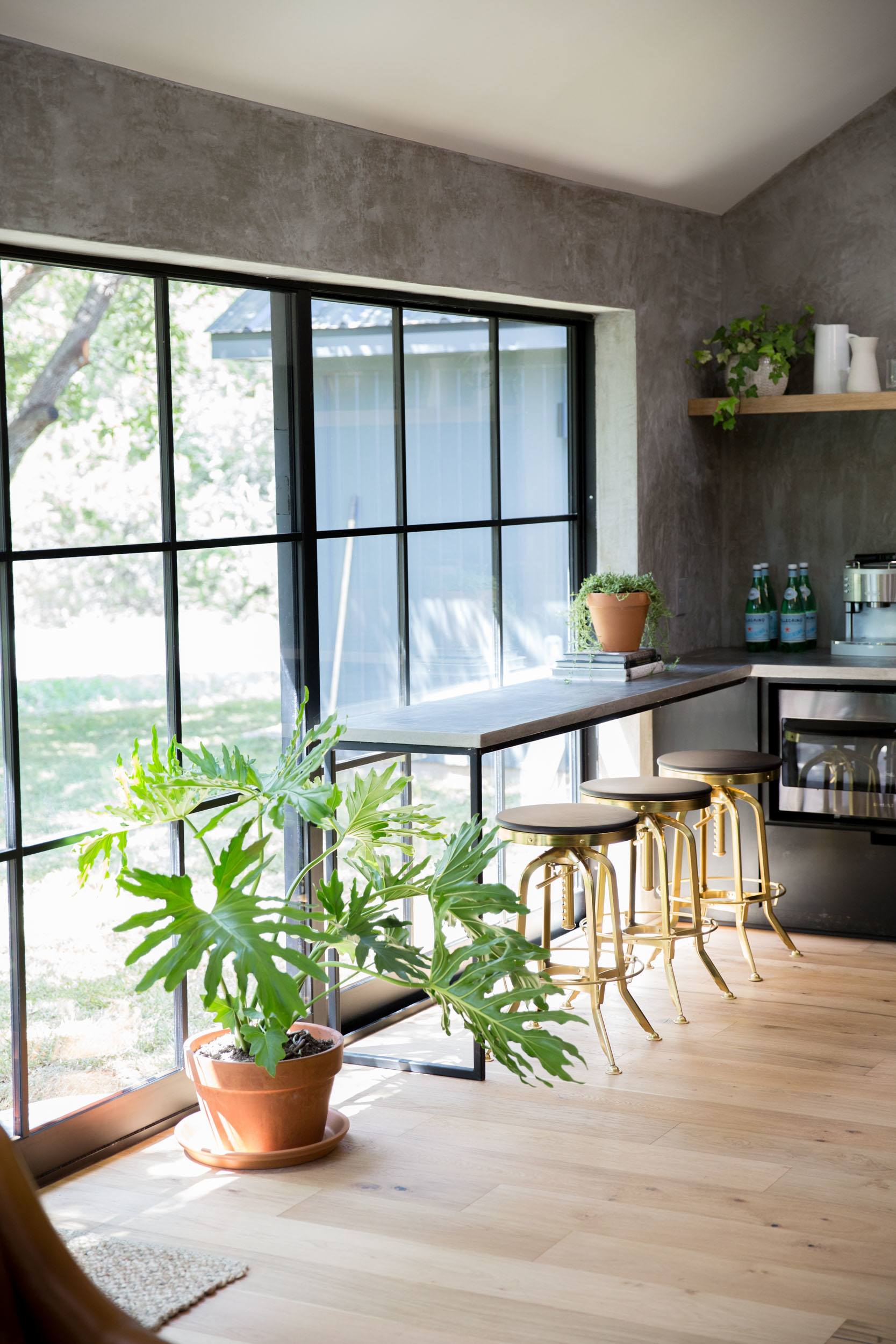 espace repas devant fenêtre maison rénovée par Joanna et Chip Gaines