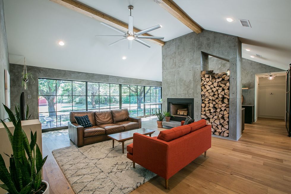 salon avec cheminée béton maison rénovée par Joanna et Chip Gaines