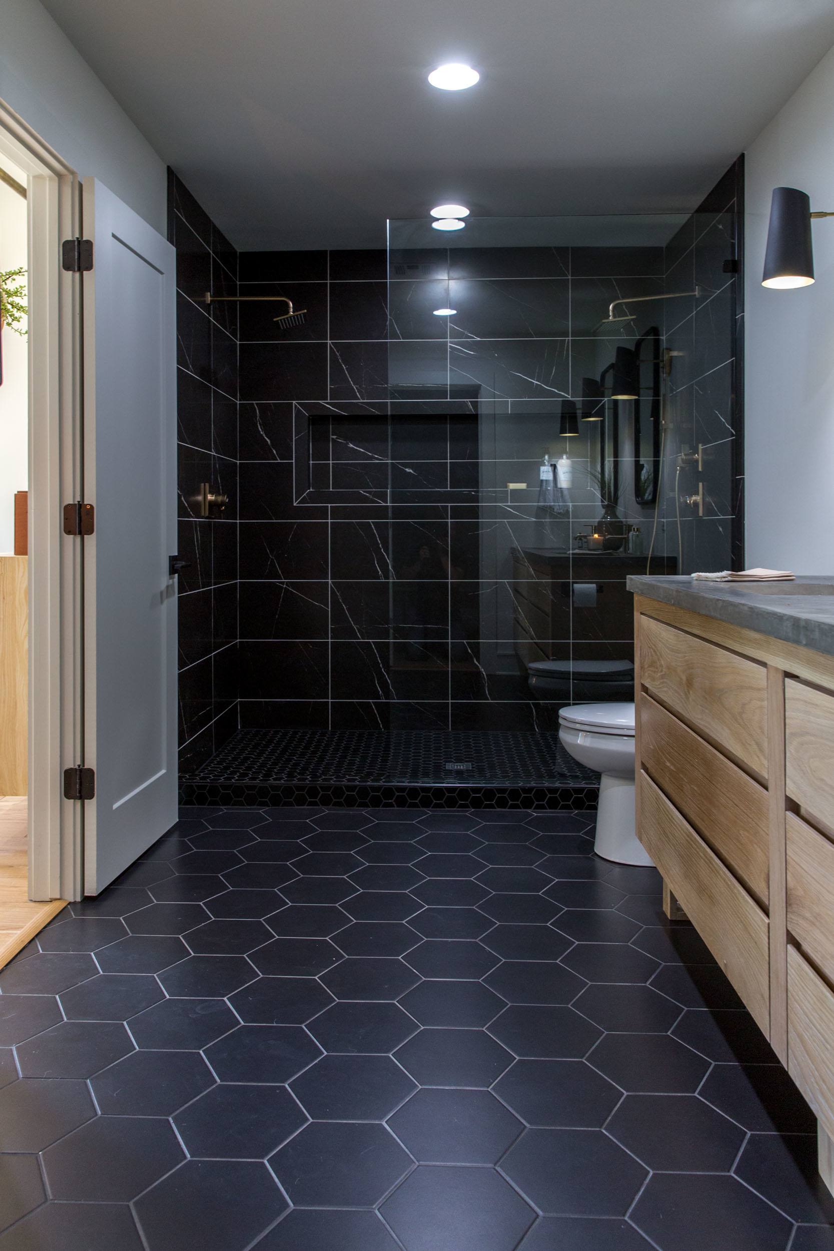 salle de bain marbre noir