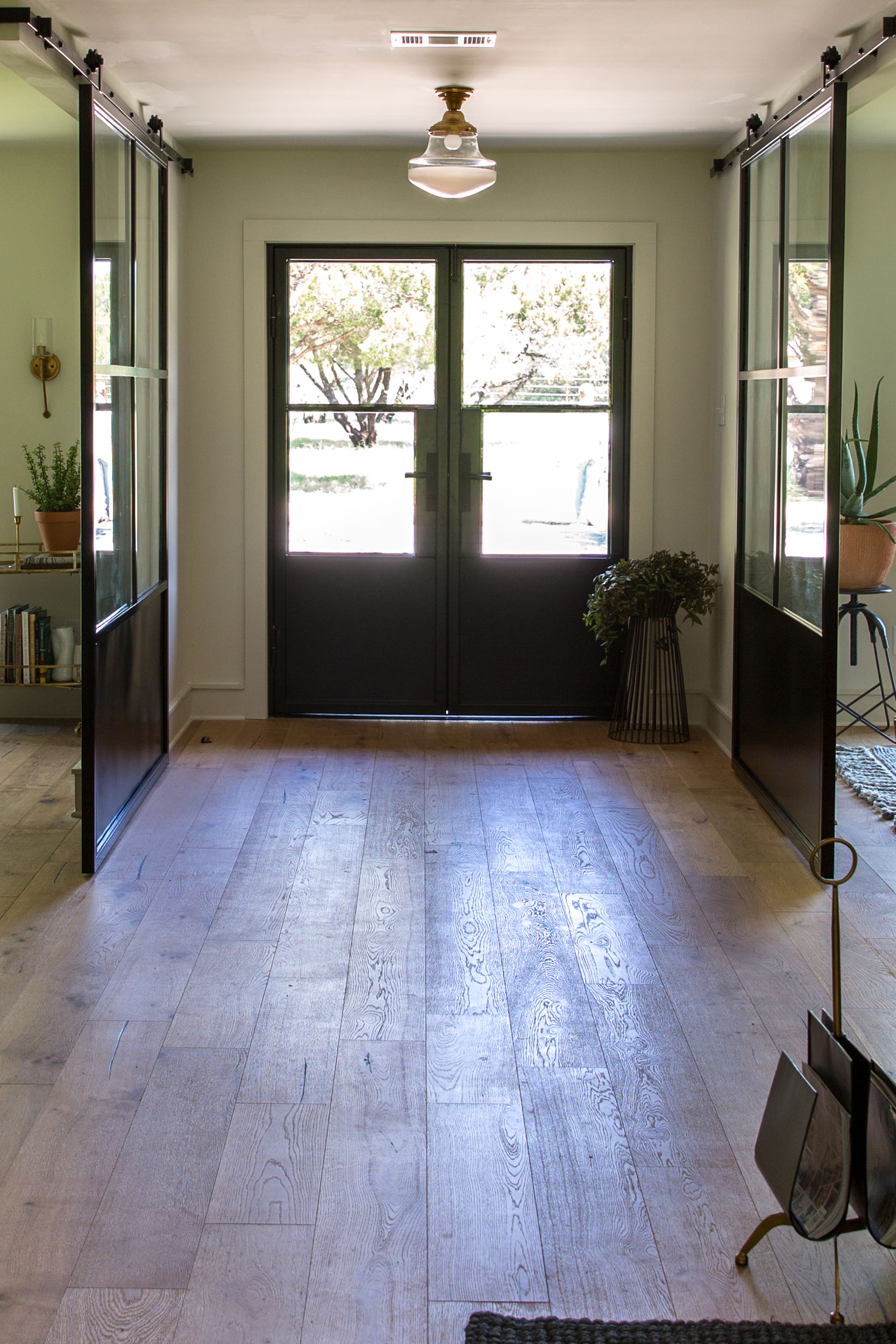 entrée avec verrière maison rénovée par Joanna et Chip Gaines