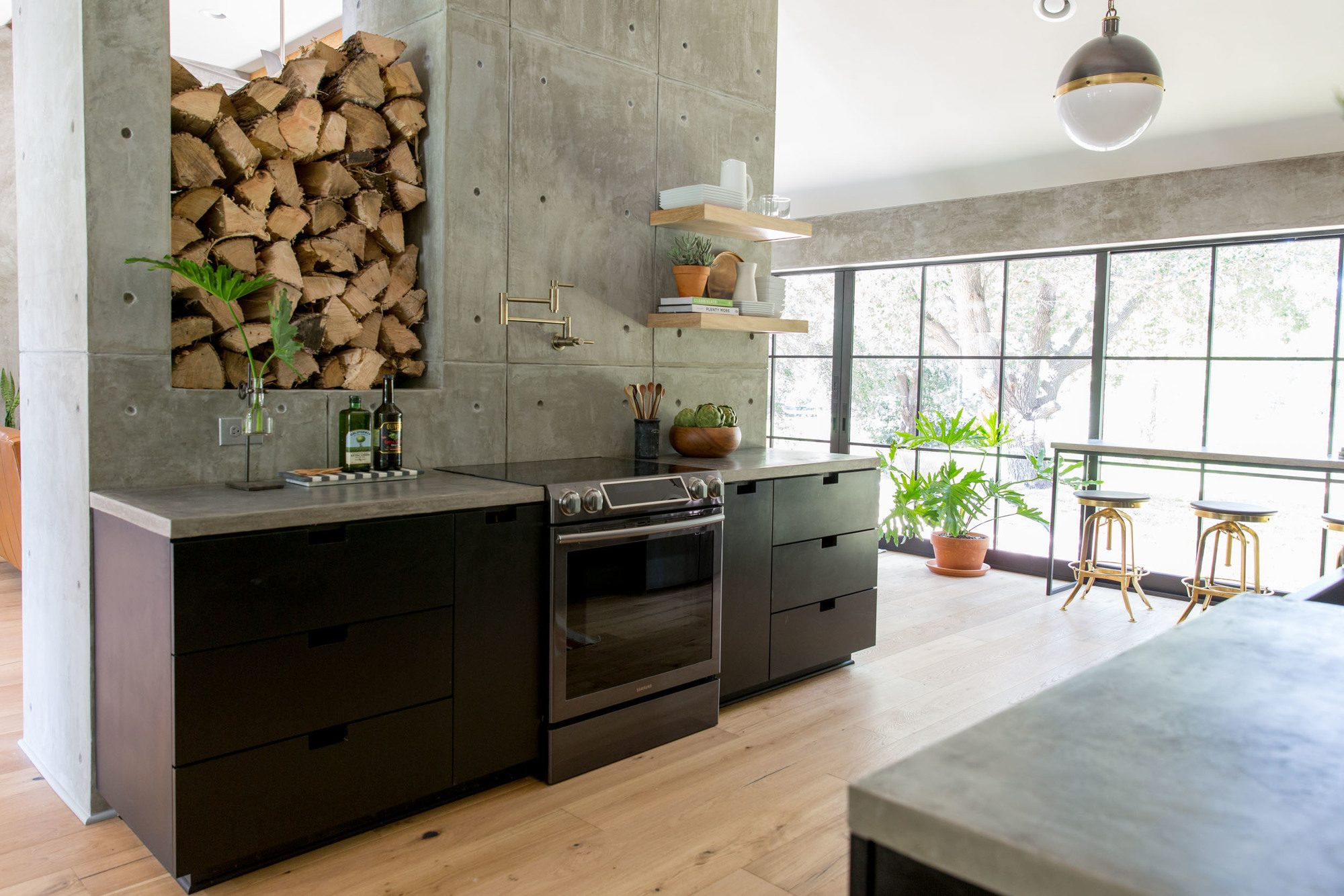 cuisine noire maison rénovée par Joanna et Chip Gaines