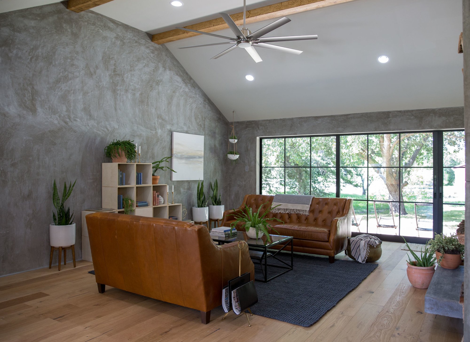 salon avec mur béton maison rénovée par Joanna et Chip Gaines