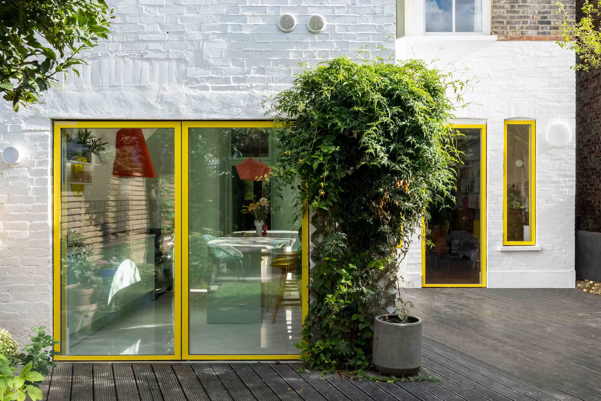 maison avec fenêtres jaunes maison avec fenêtres jaunes