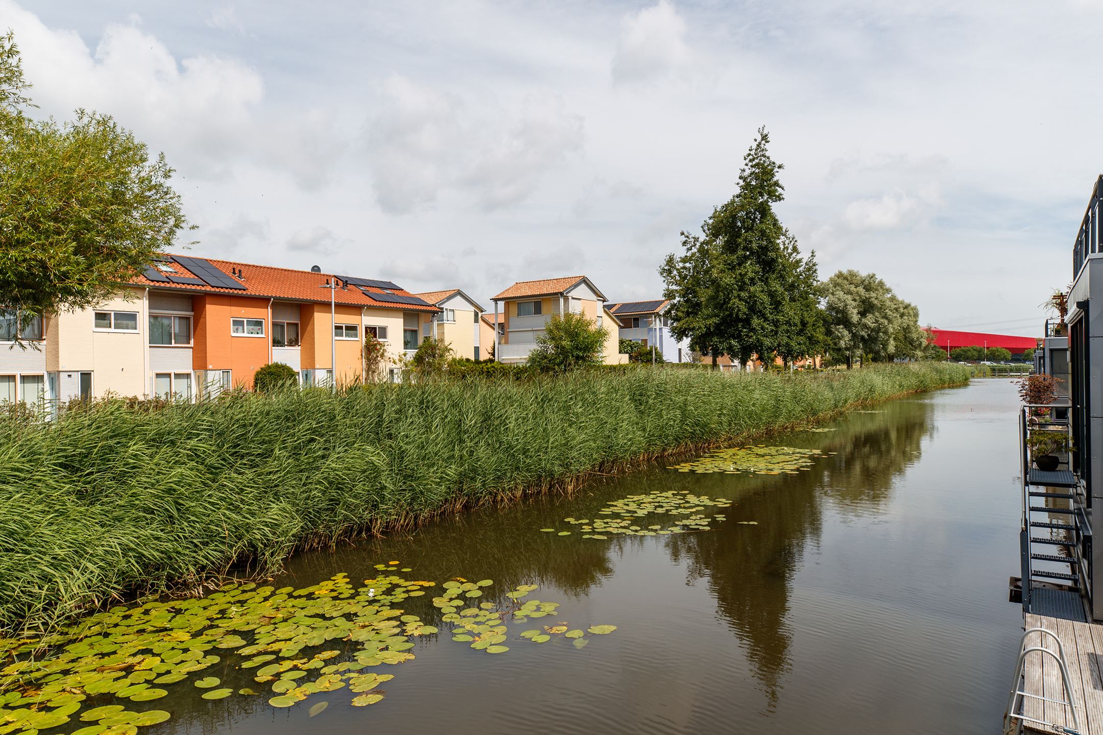 canal Pays-Bas avec maison design sur l canal Pays-Bas avec maison design sur l'eau