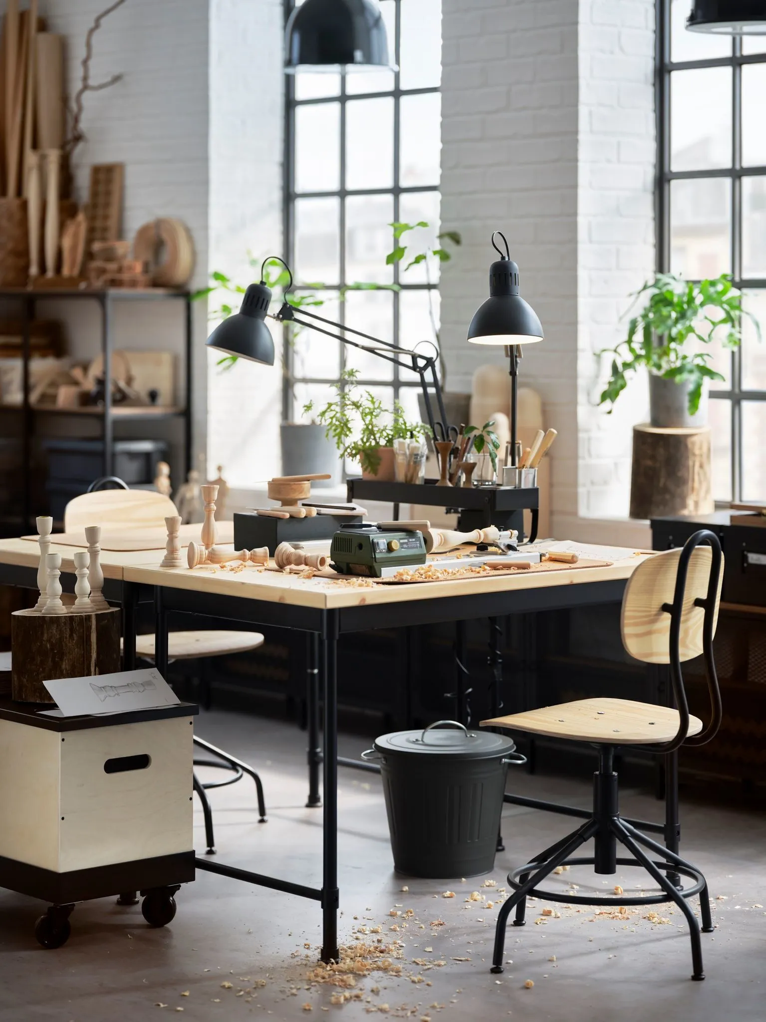salon loft avec bureau IKEA