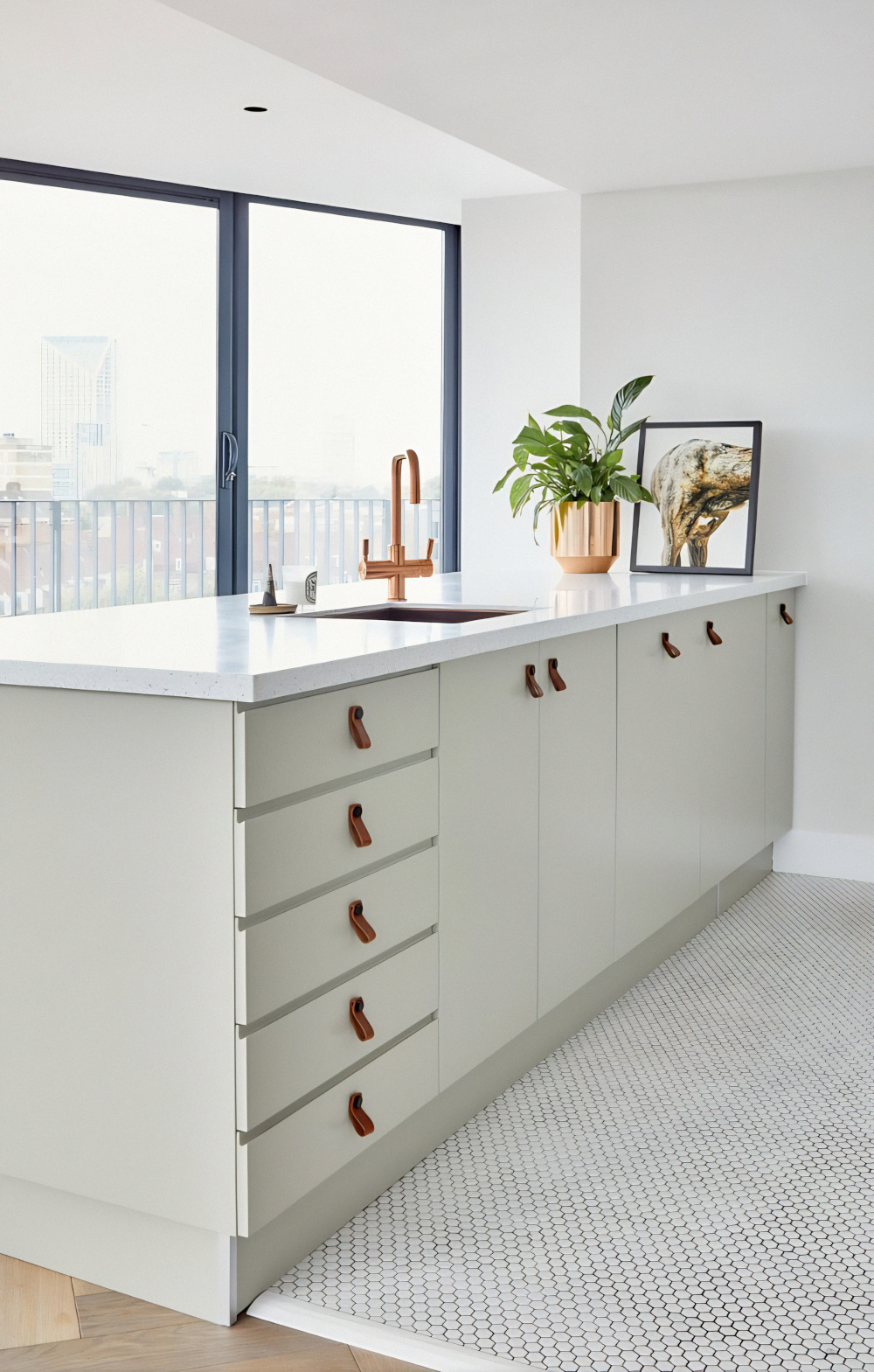 cuisine blanche ouverte avec poignées cuir décoration design cuisine blanche ouverte avec poignées cuir décoration design