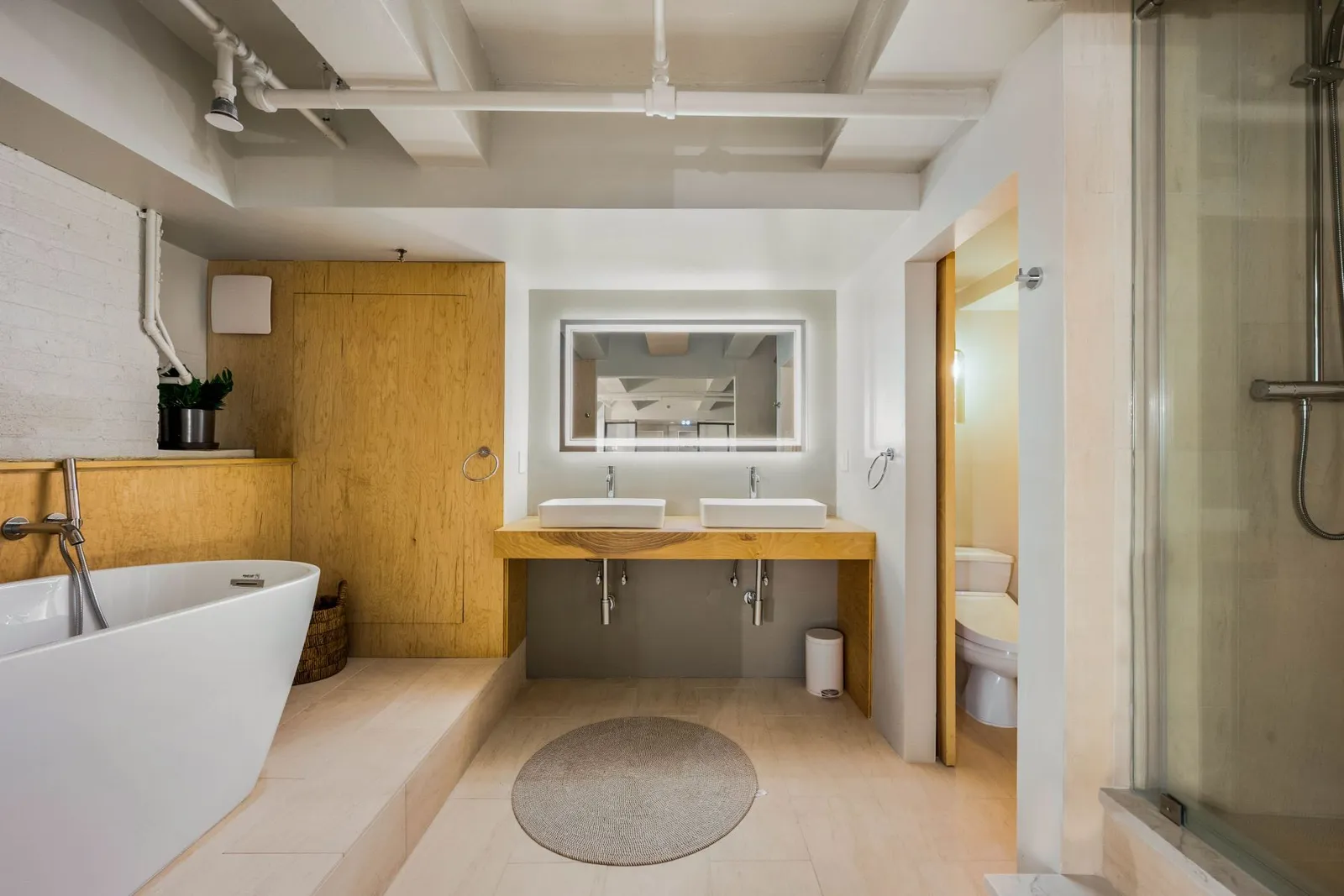 salle de bain blanche et bois