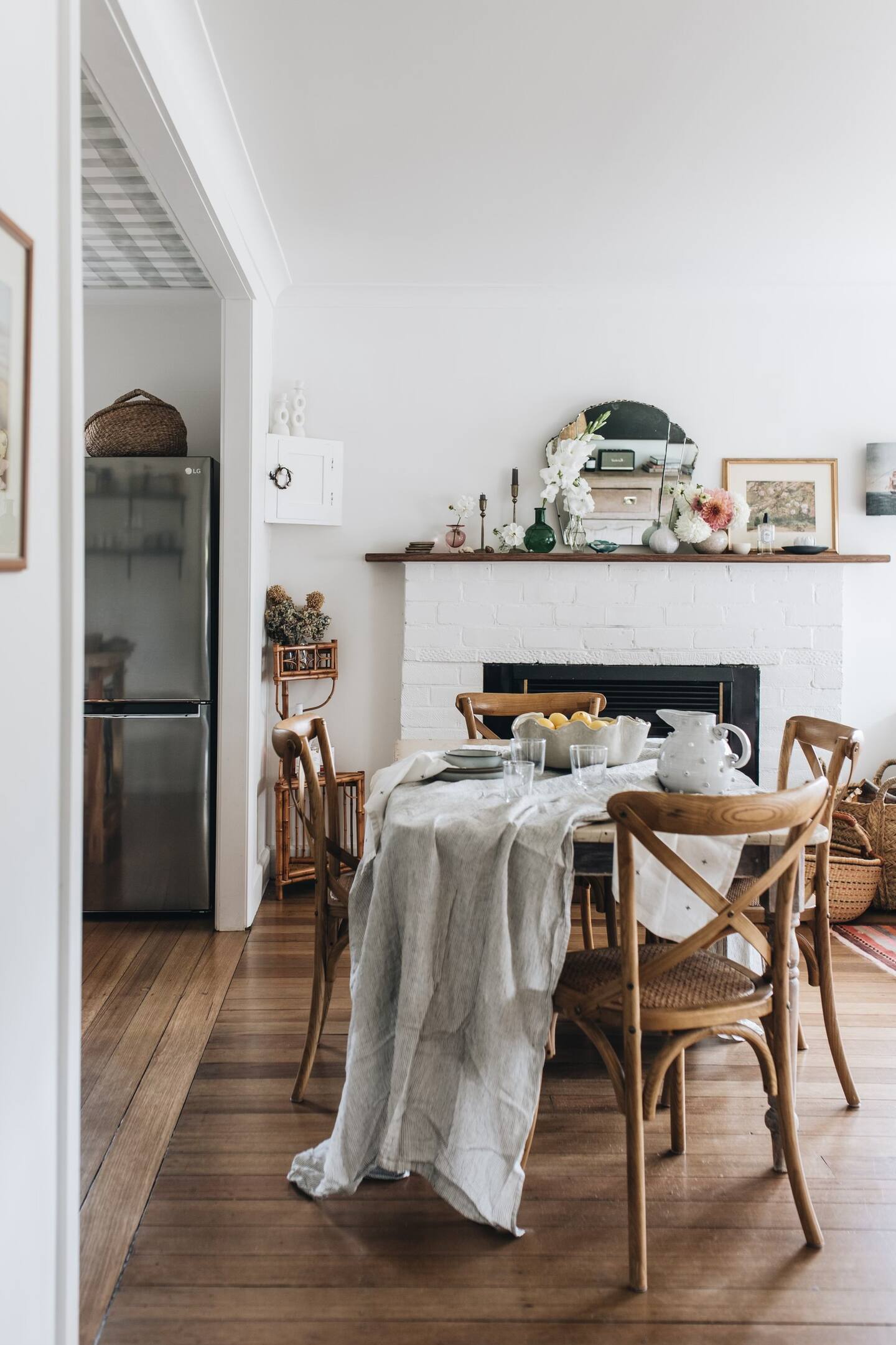 salle à manger avec cheminée briques blanches décoration rustique chic salle à manger avec cheminée briques blanches décoration rustique chic
