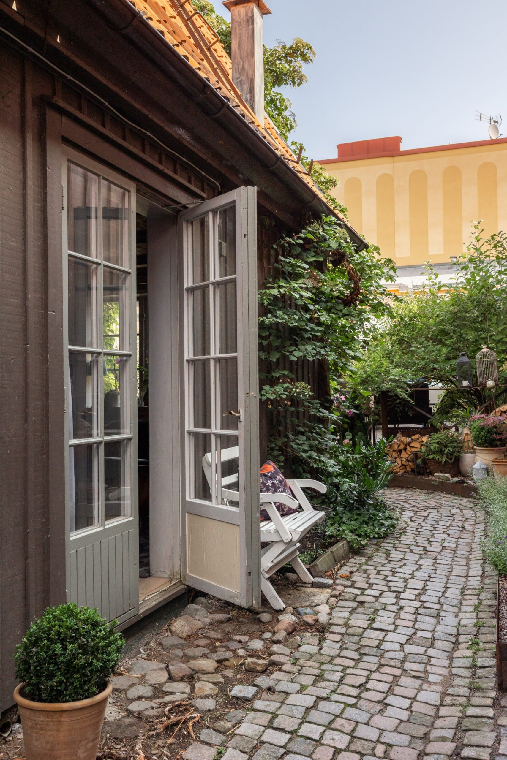 grande maison de ville en bois avec jardin pavé grande maison de ville en bois avec jardin pavé