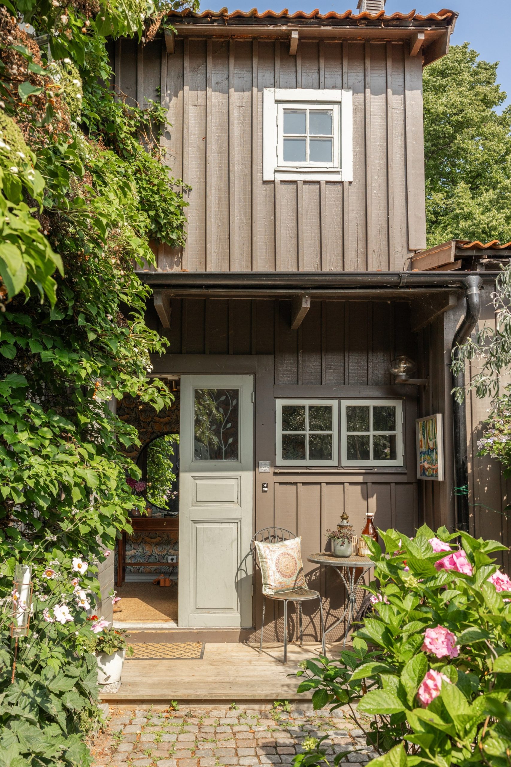 grande maison de ville en bois avec jardin pavé grande maison de ville en bois avec jardin pavé