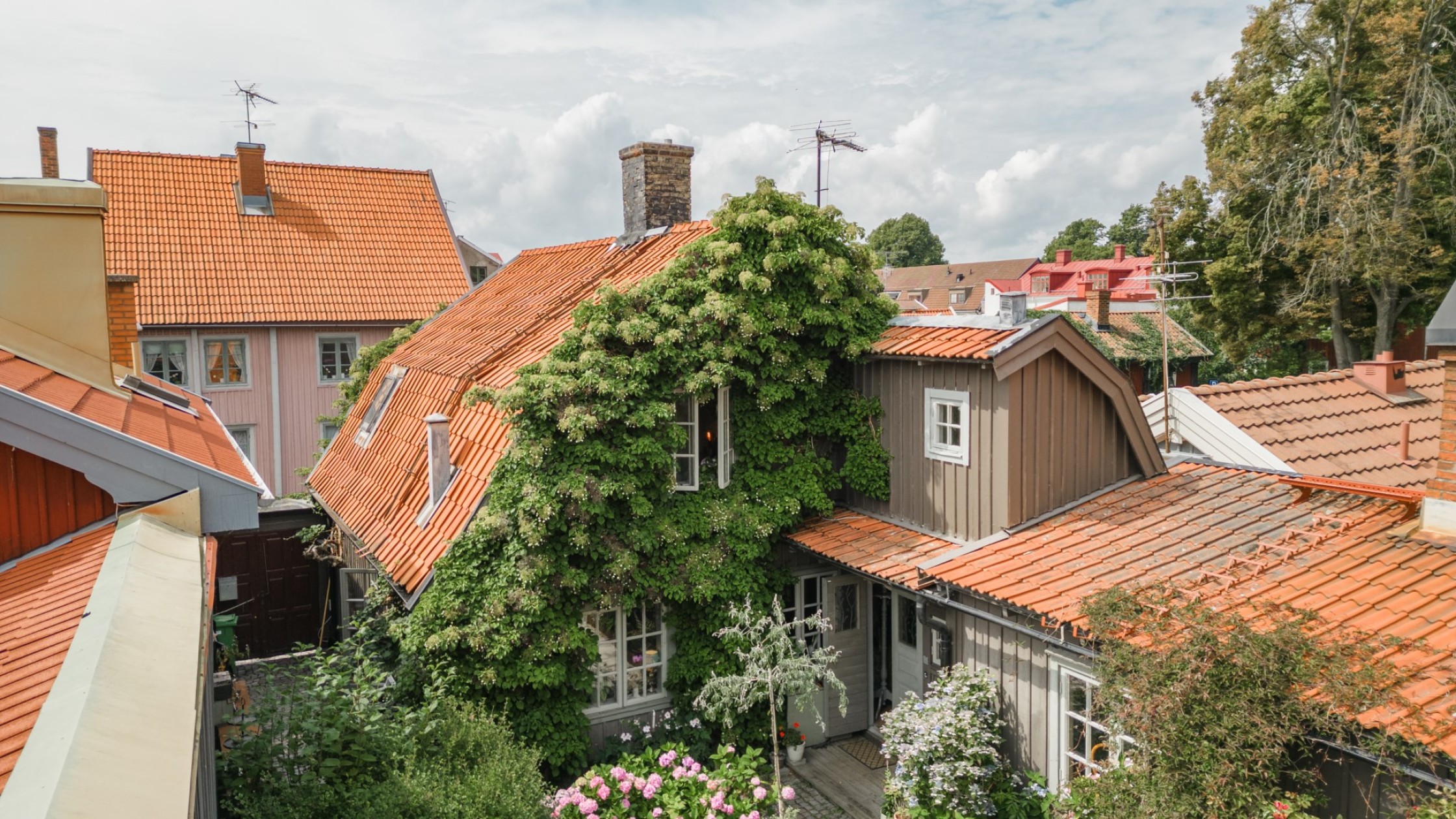 grande maison de ville en bois avec jardin pavé grande maison de ville en bois avec jardin pavé