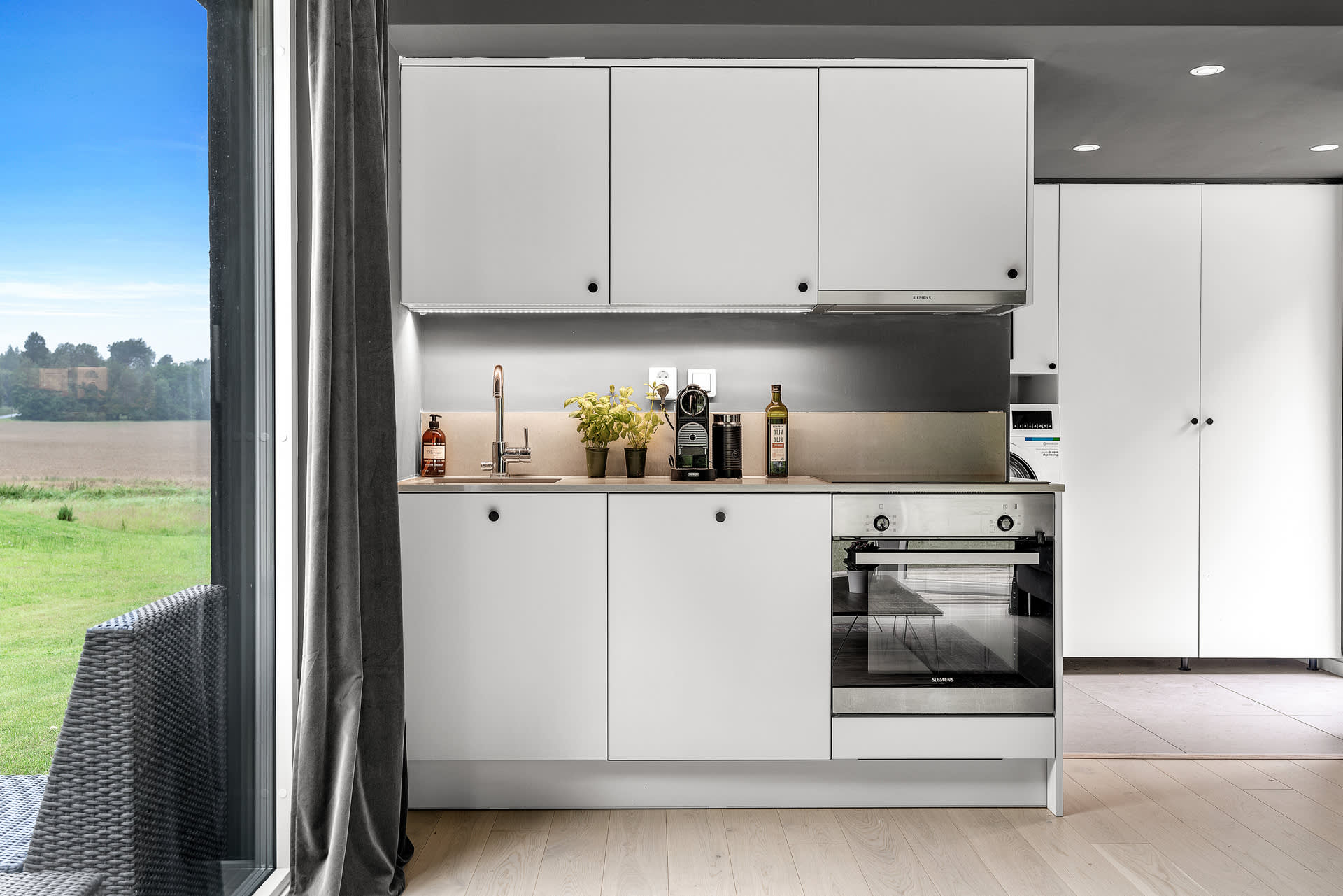cuisine design blanche murs gris