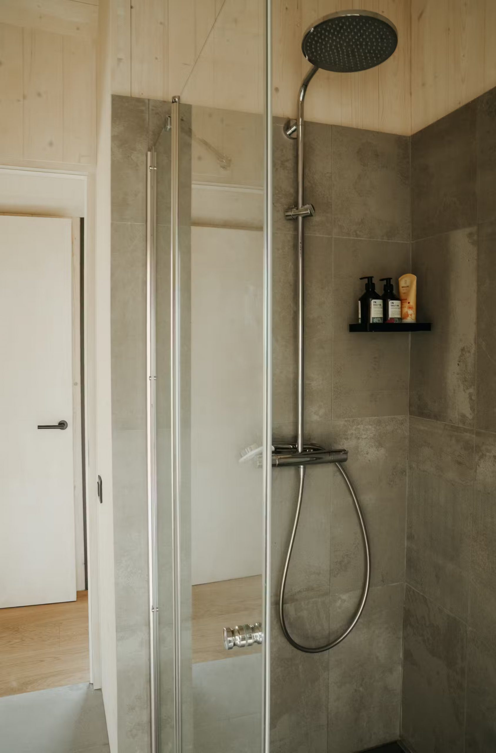 salle de bain grise et bois