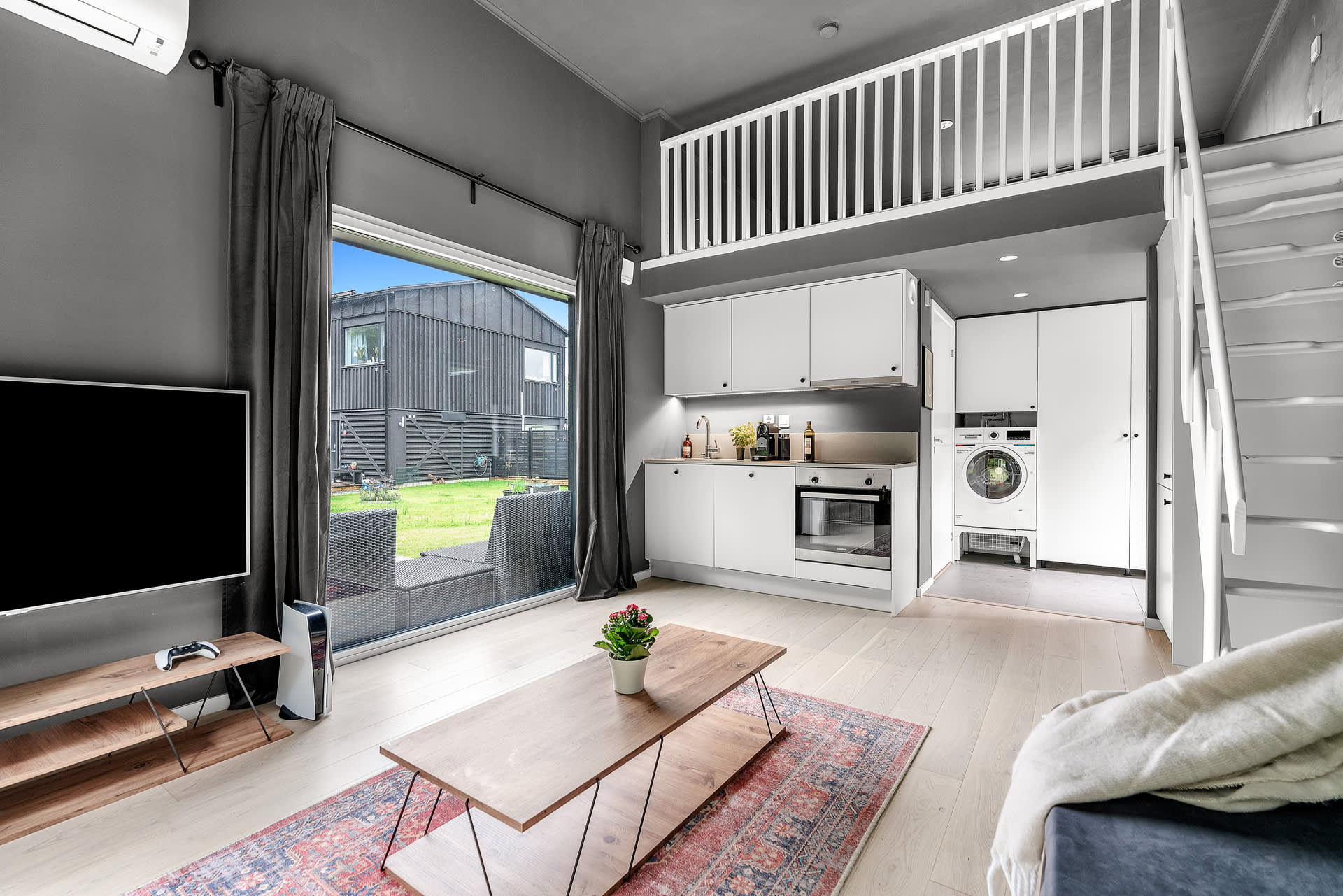 salon design mini maison 34m2 avec mezzanine