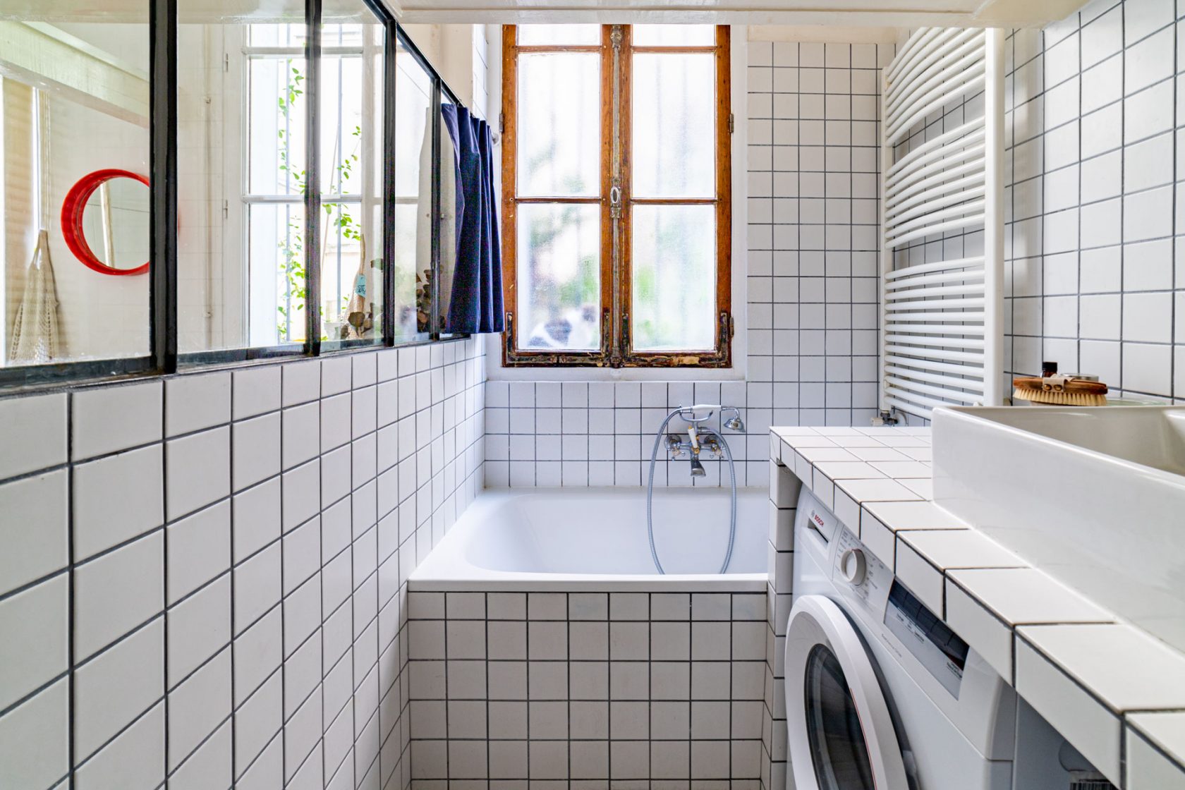 salle de bain avec verrière