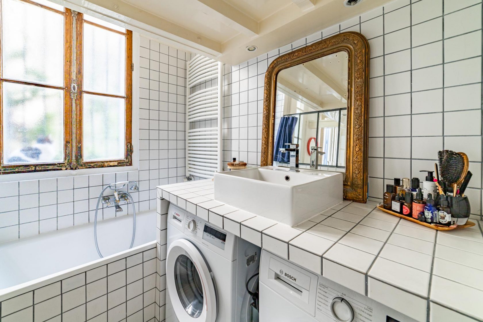 salle de bain avec verrière