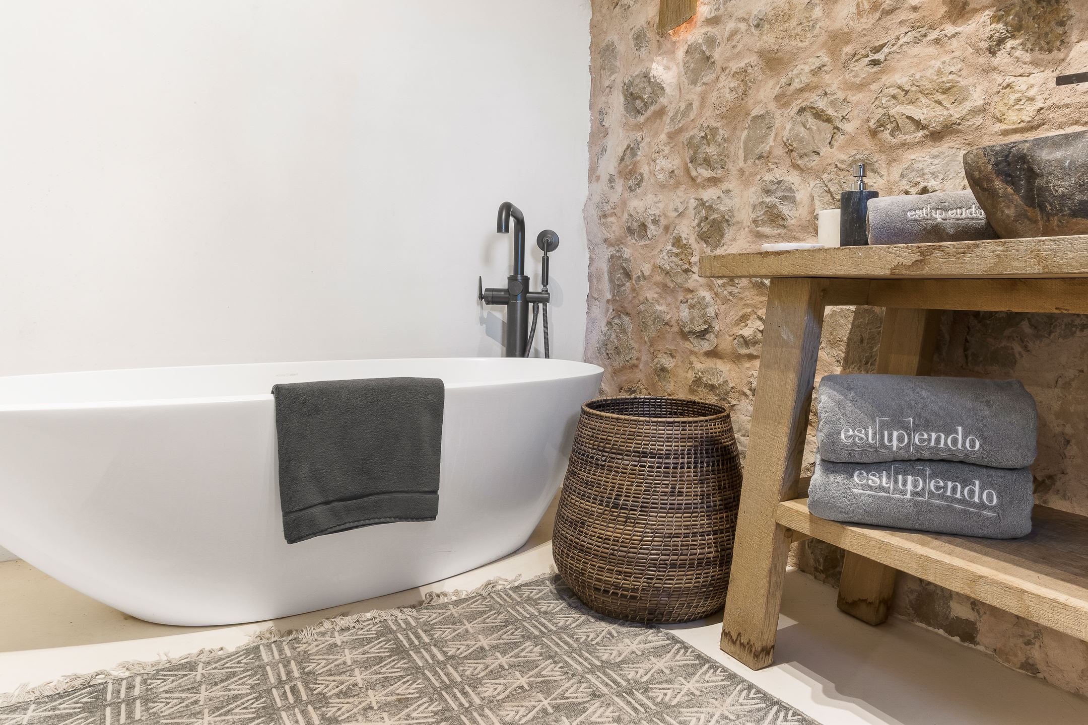 salle de bain design mur de pierres