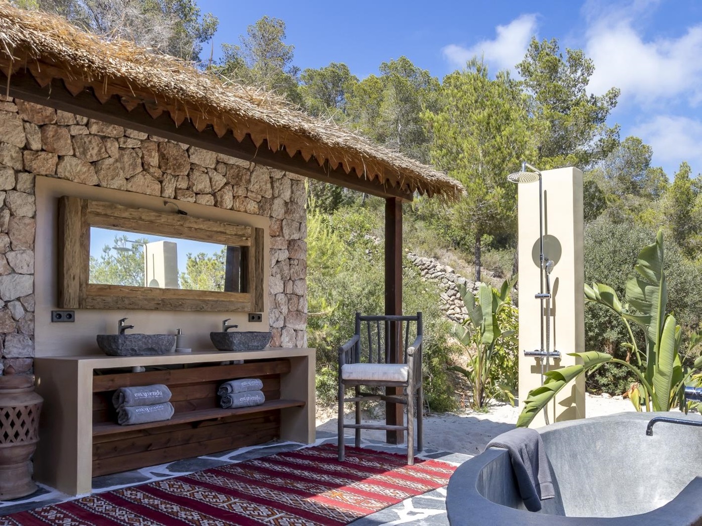 terrasse avec salle de bain extérieure