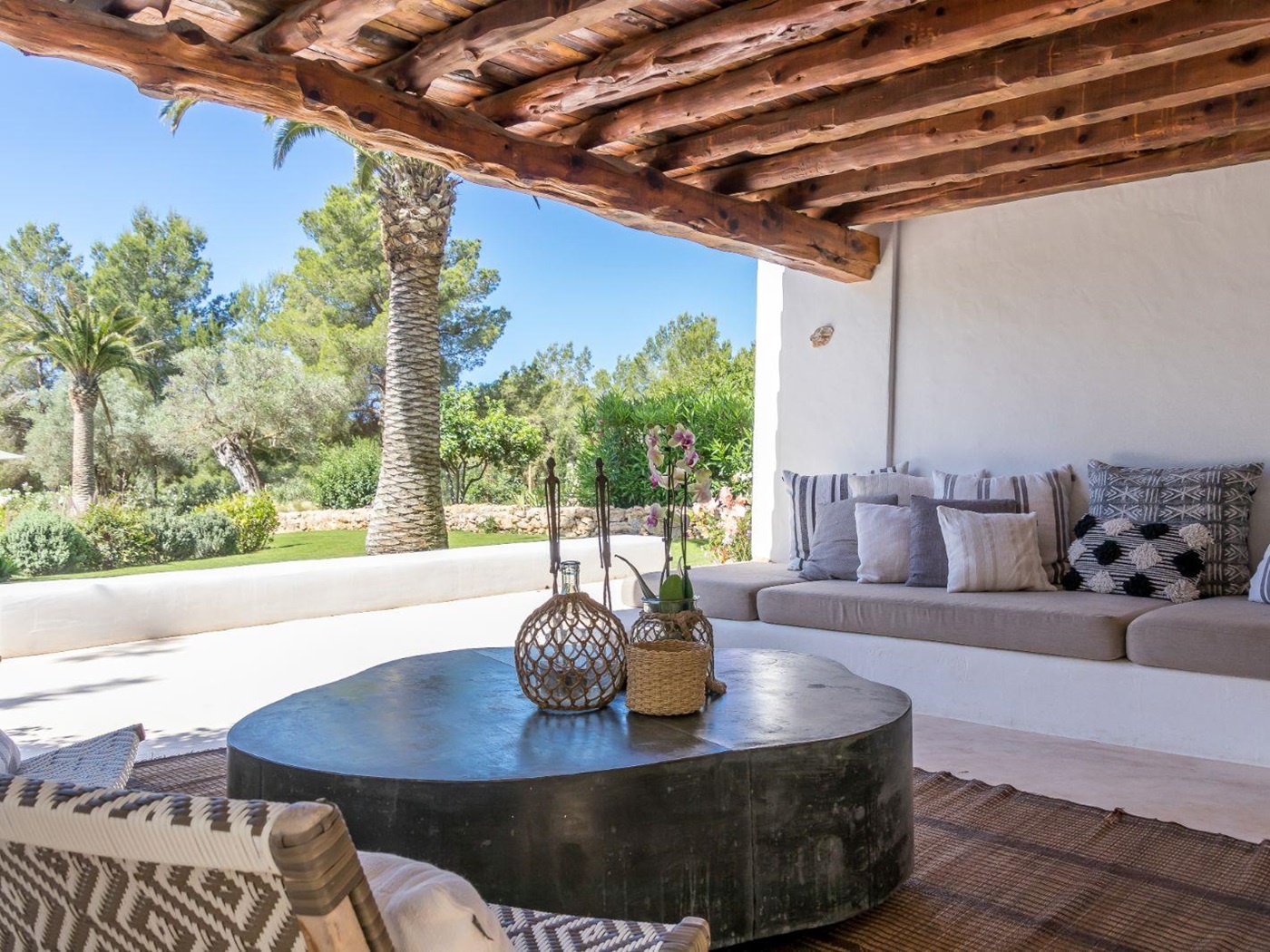 terrasse abritée avec poutres décoration méditerranéenne