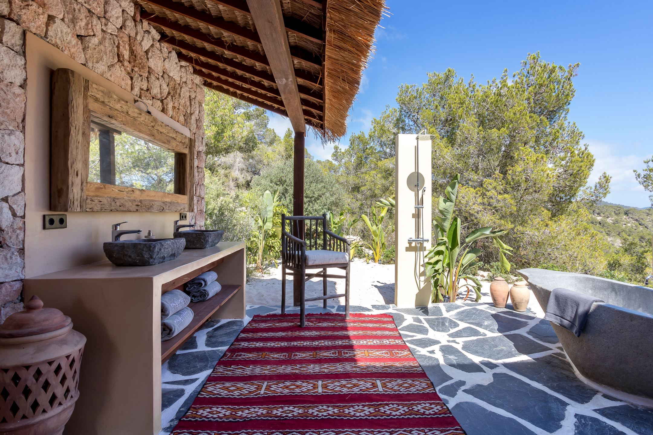 terrasse avec salle de bain extérieure