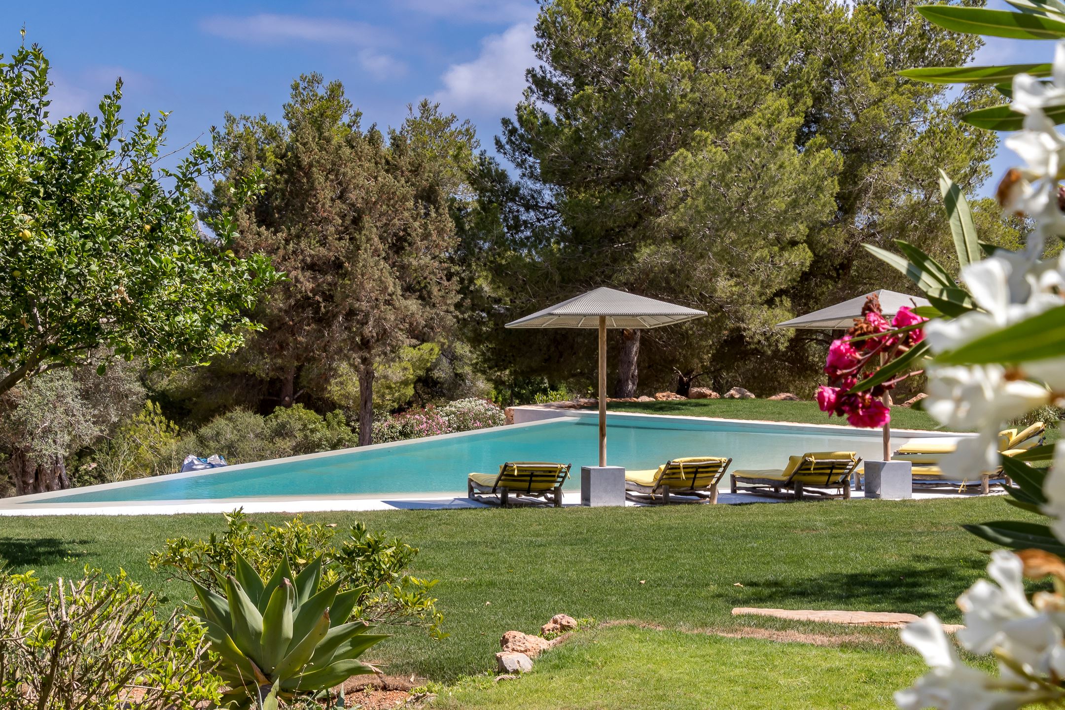 jardin avec piscine maison ancienne à la décoration bohème