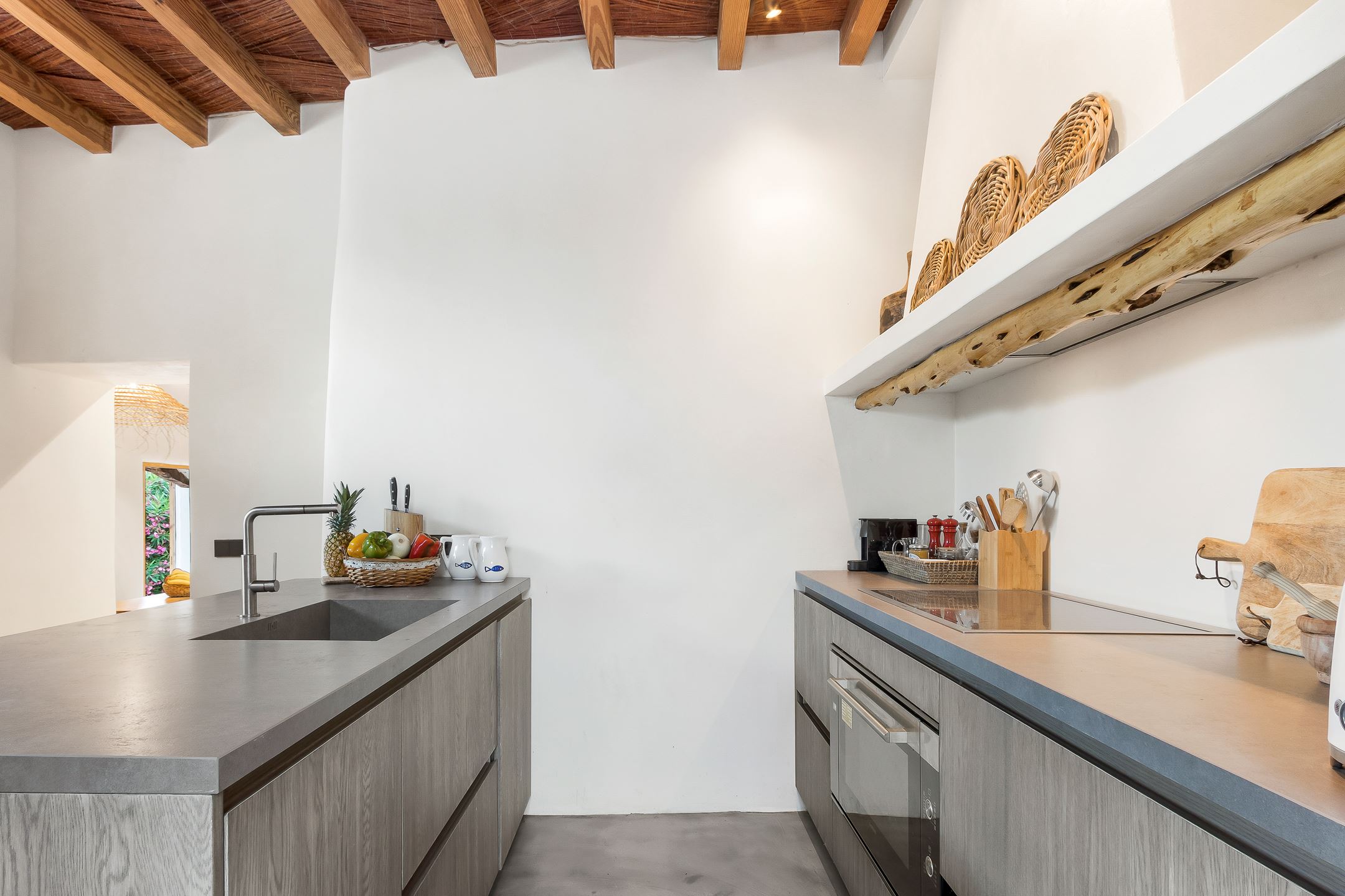 cuisine grise avec poutres
