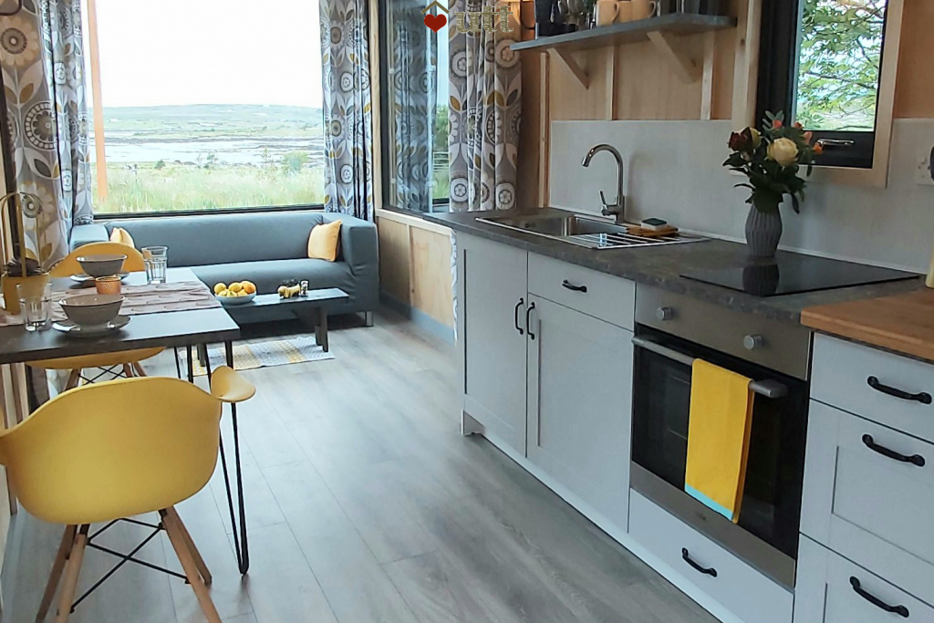 cuisine et salon avec baie vitrée tiny house