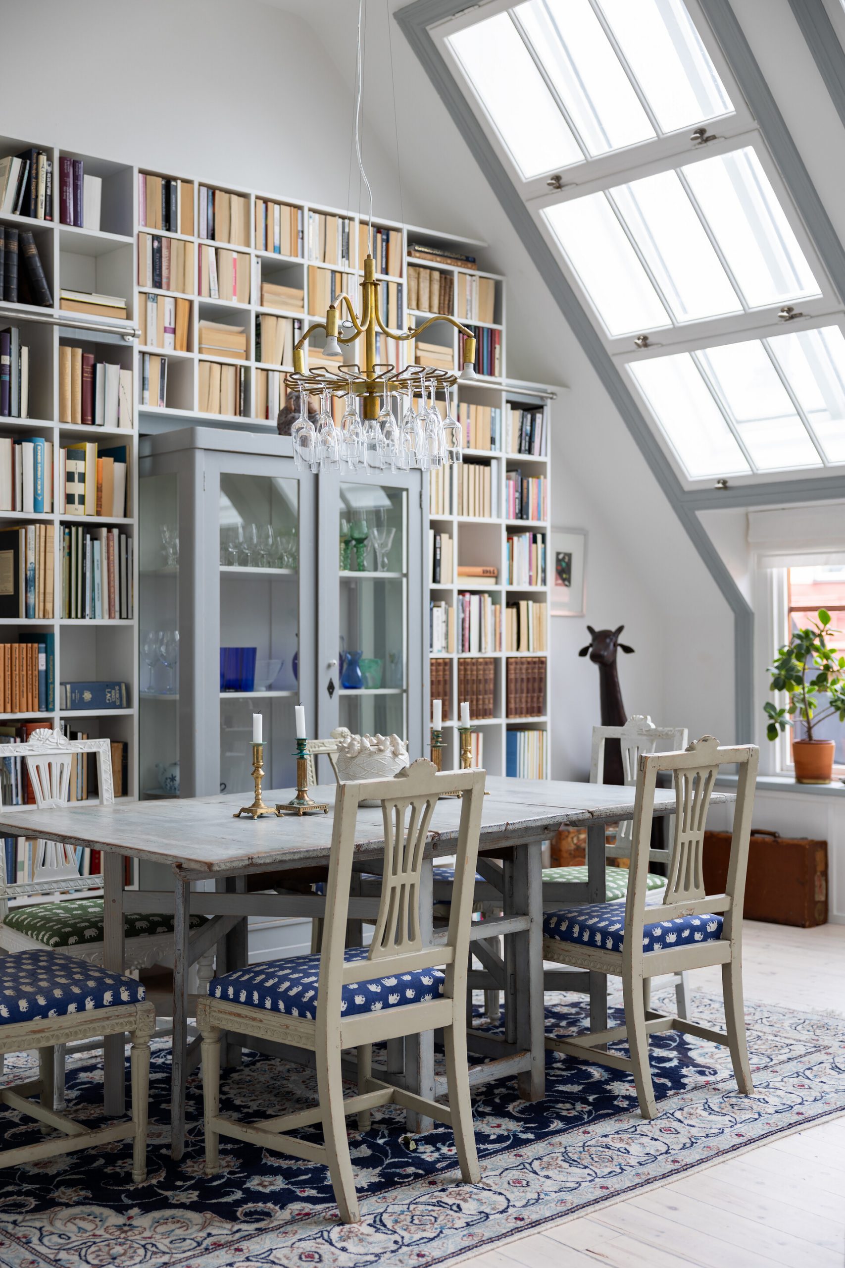 salle à manger avec bibliothèque appartement sous les toits salle à manger avec bibliothèque appartement sous les toits