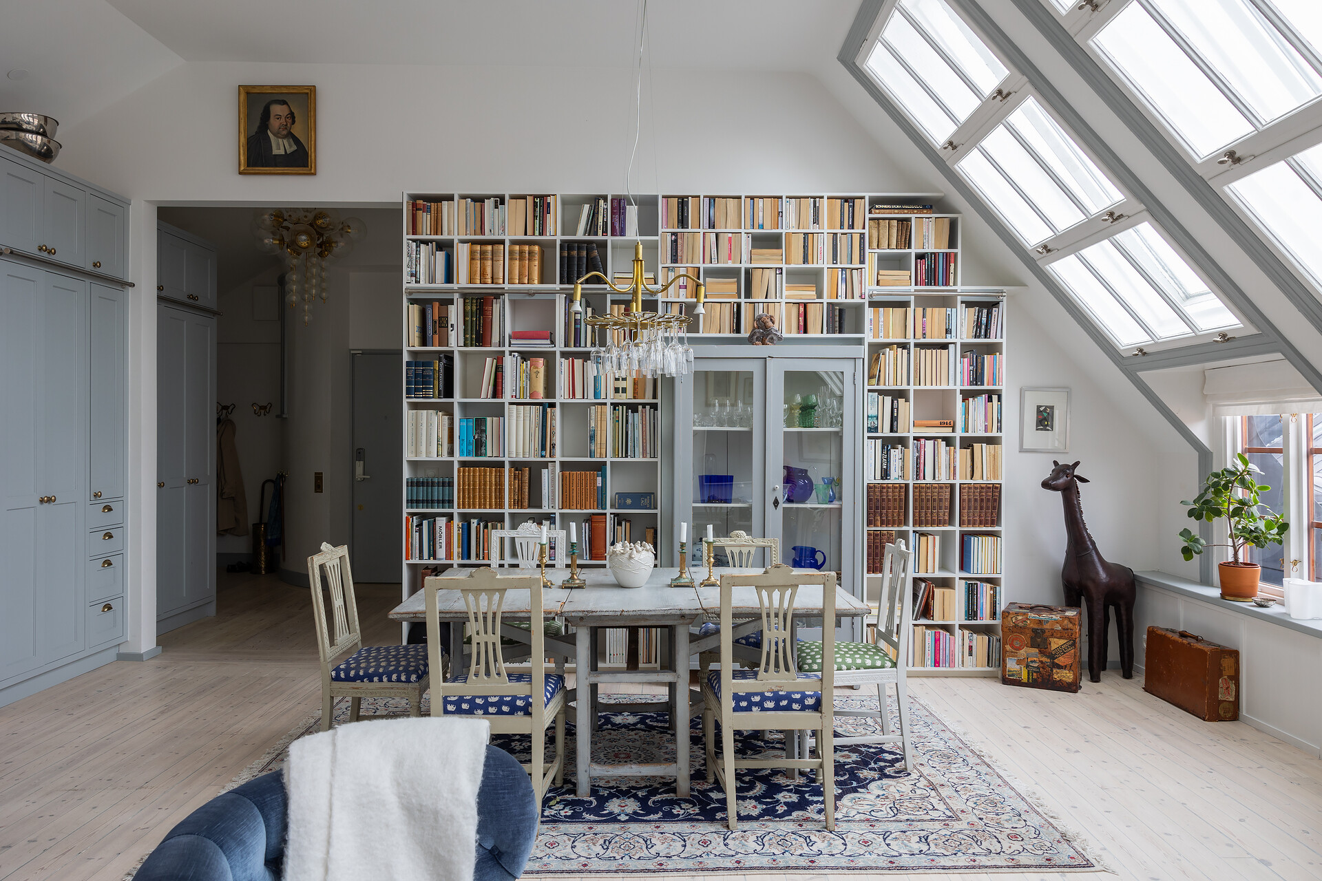 salle à manger avec bibliothèque appartement sous les toits salle à manger avec bibliothèque appartement sous les toits