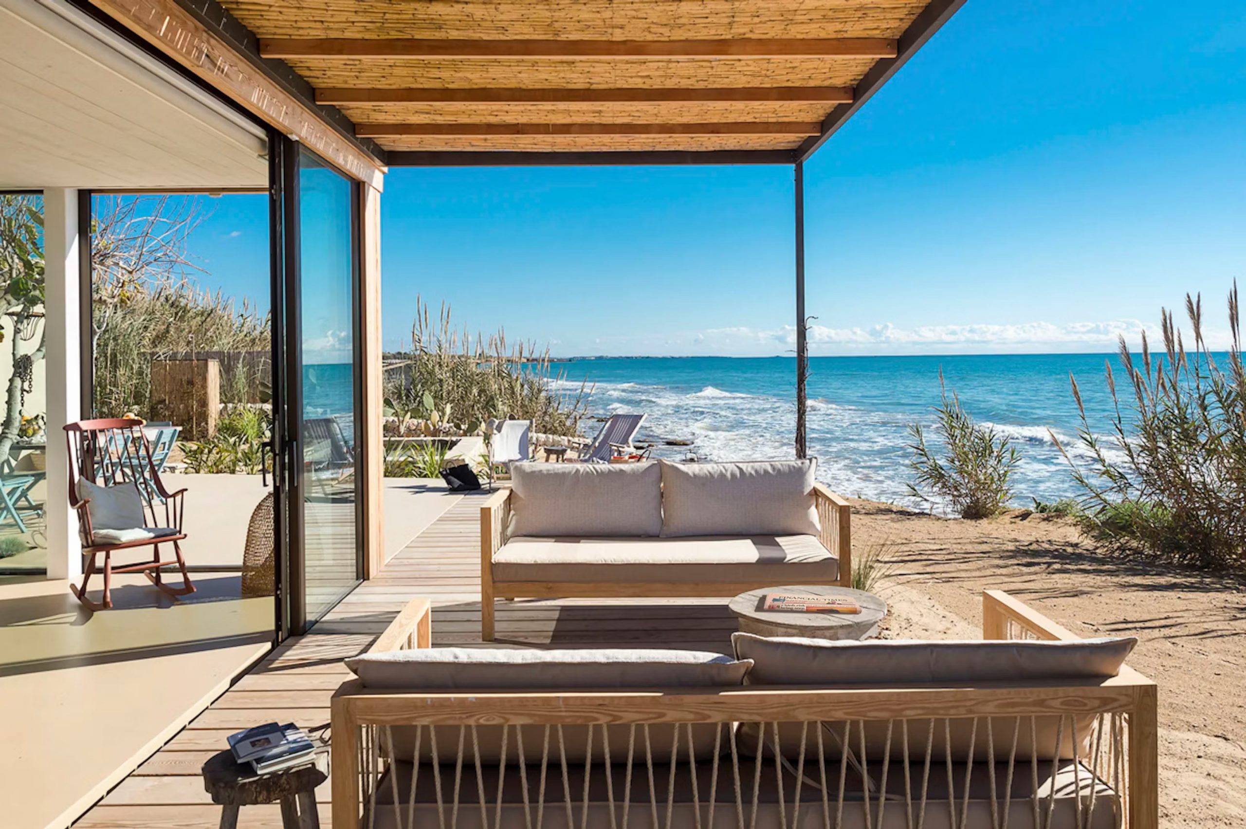 terrasse avec pergola acier et cannisses maison de plage contemporaine terrasse avec pergola acier et cannisses maison de plage contemporaine