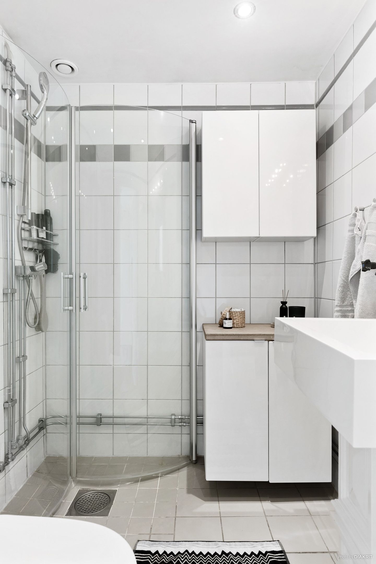 salle d salle d'eau carrelage blanc