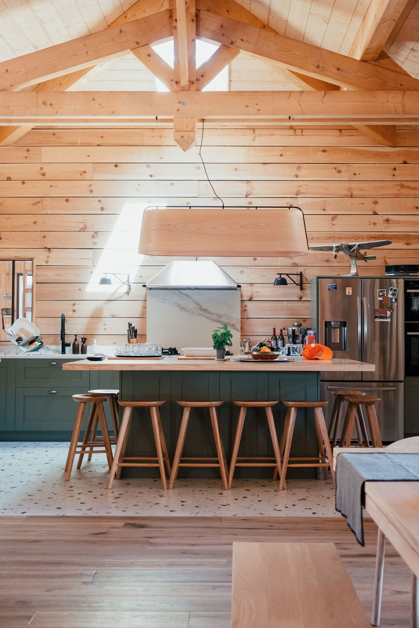 cuisine maison en bois avec piscine Villa Canau