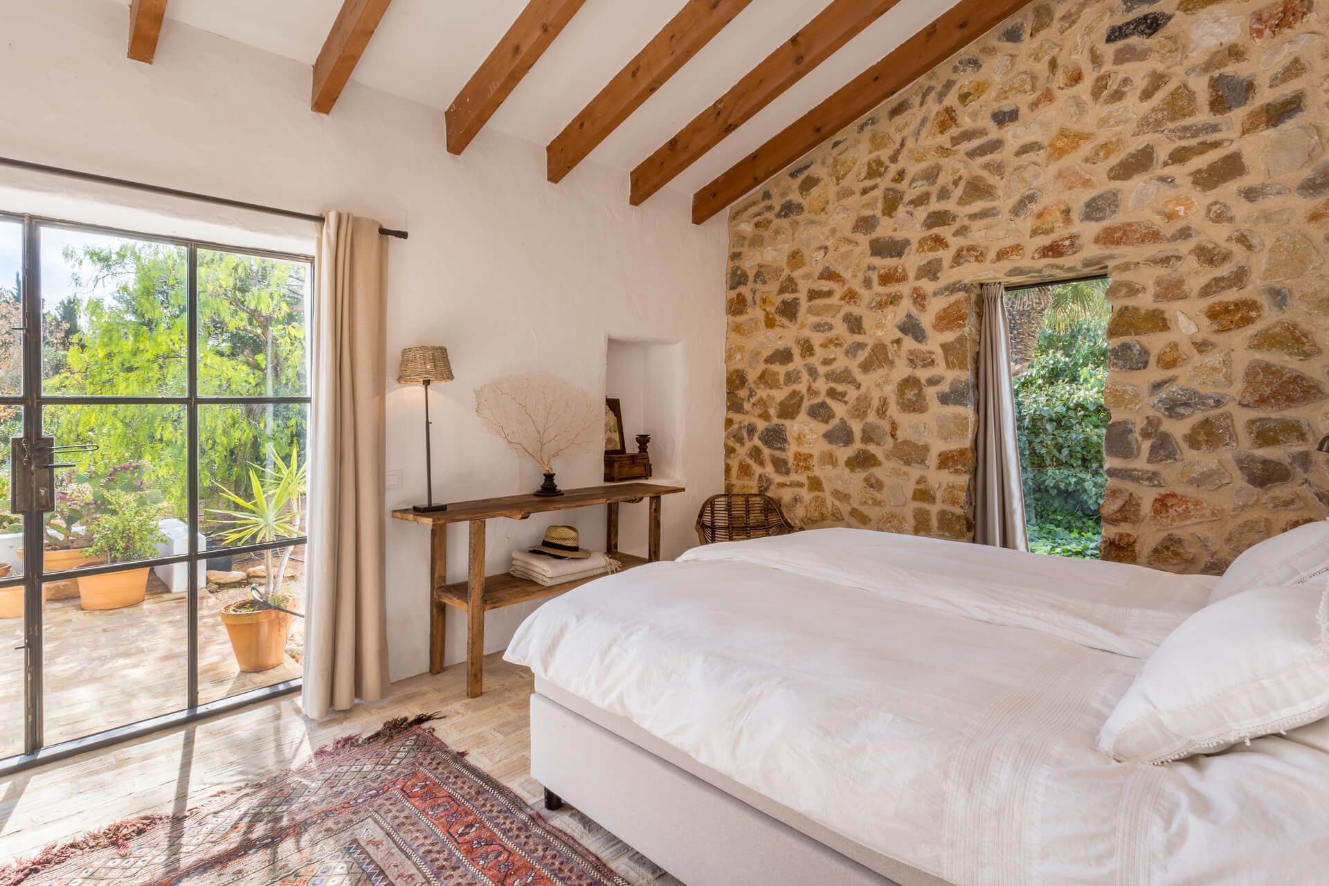 chambre avec poutres maison en pierres chambre avec poutres maison en pierres