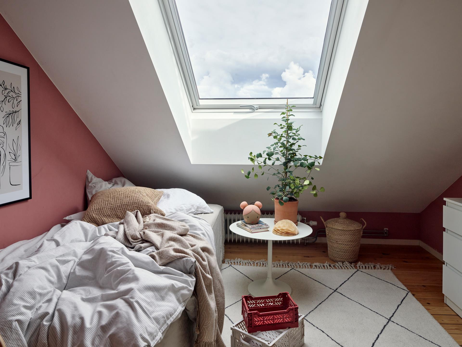chambre mansardée avec fenêtre de toit décoration scandinave chambre mansardée avec fenêtre de toit décoration scandinave