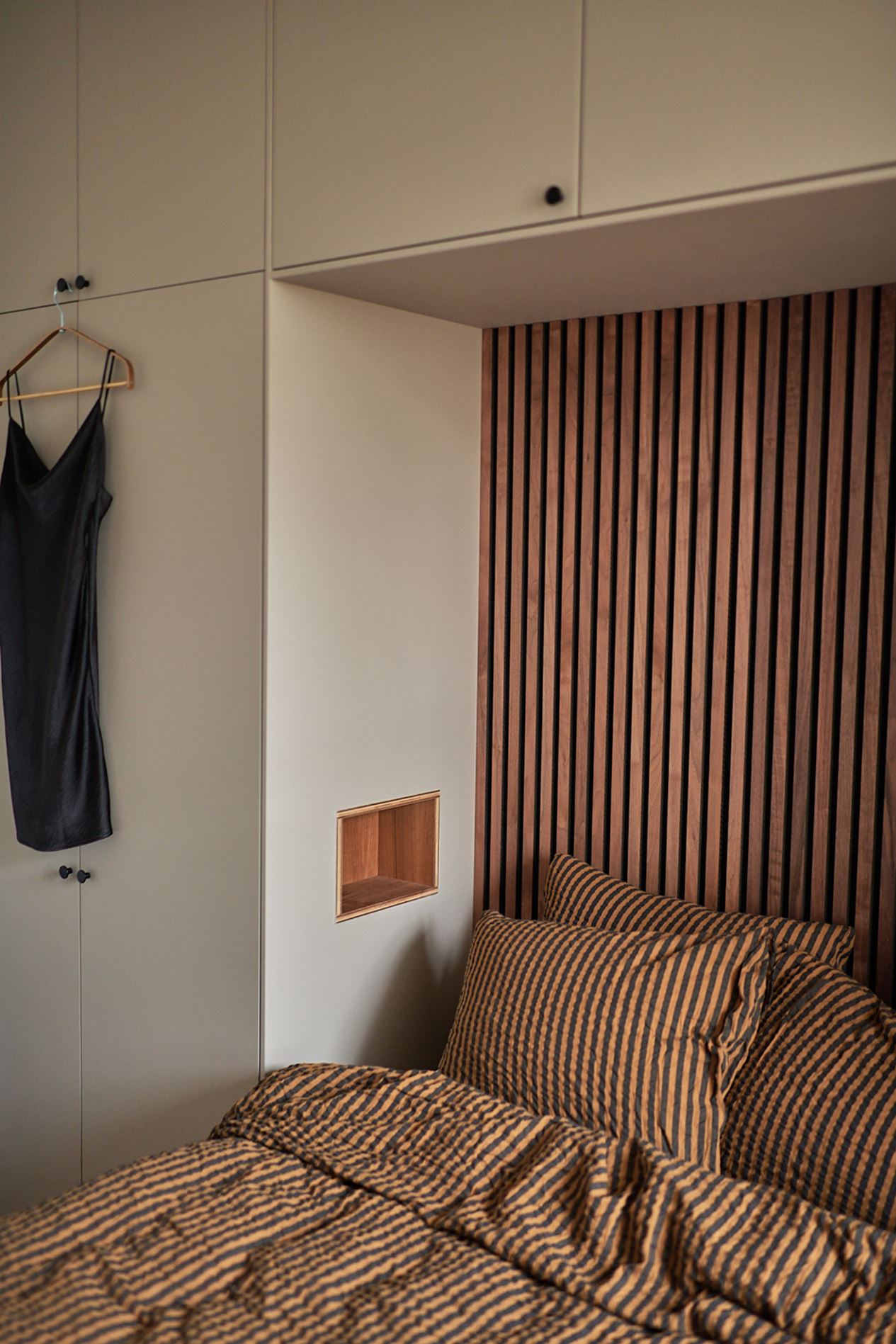 chambre tête de mur en tasseaux et meuble pont décoration scandinave chambre tête de mur en tasseaux et meuble pont décoration scandinave