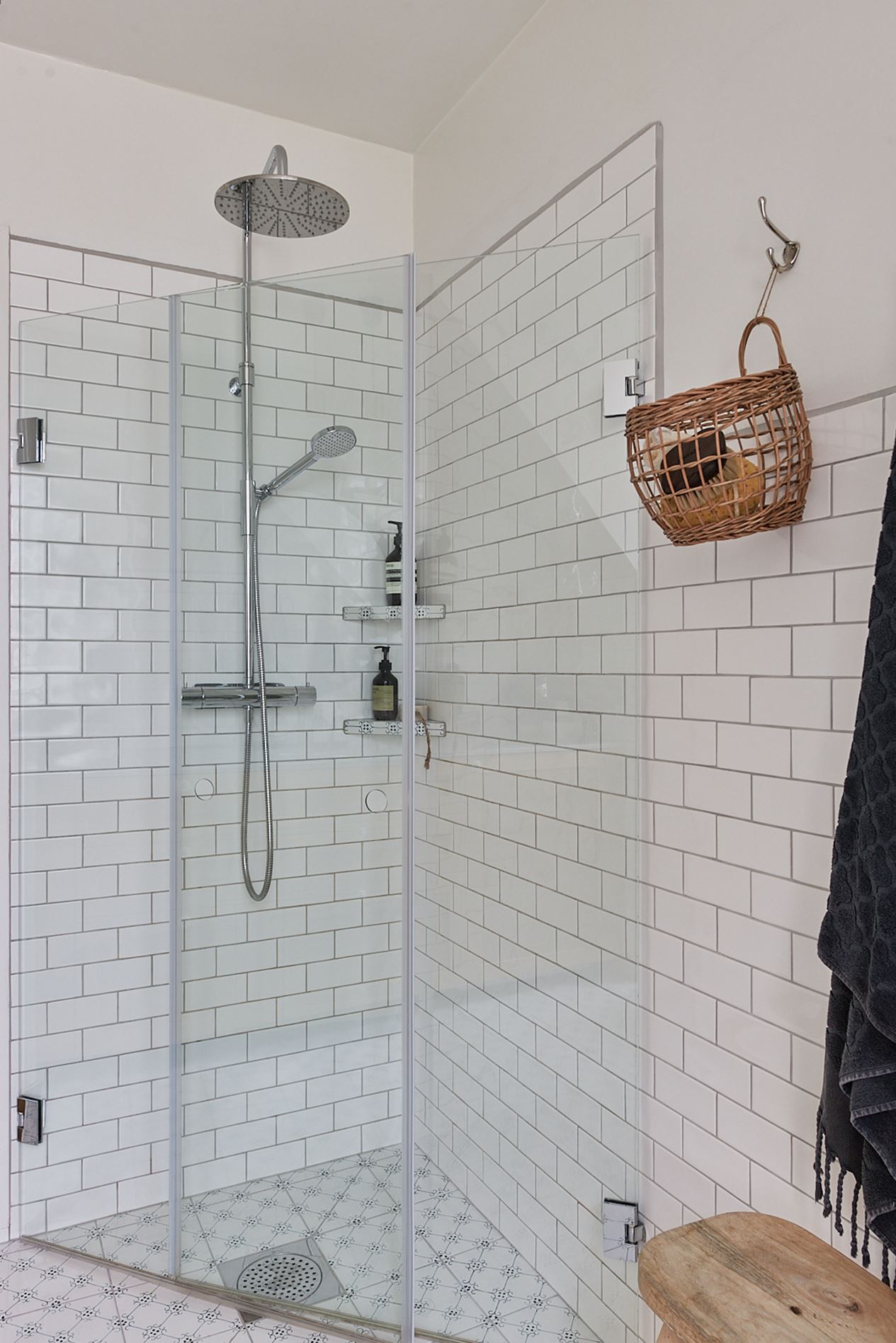douche d douche d'angle carrelée