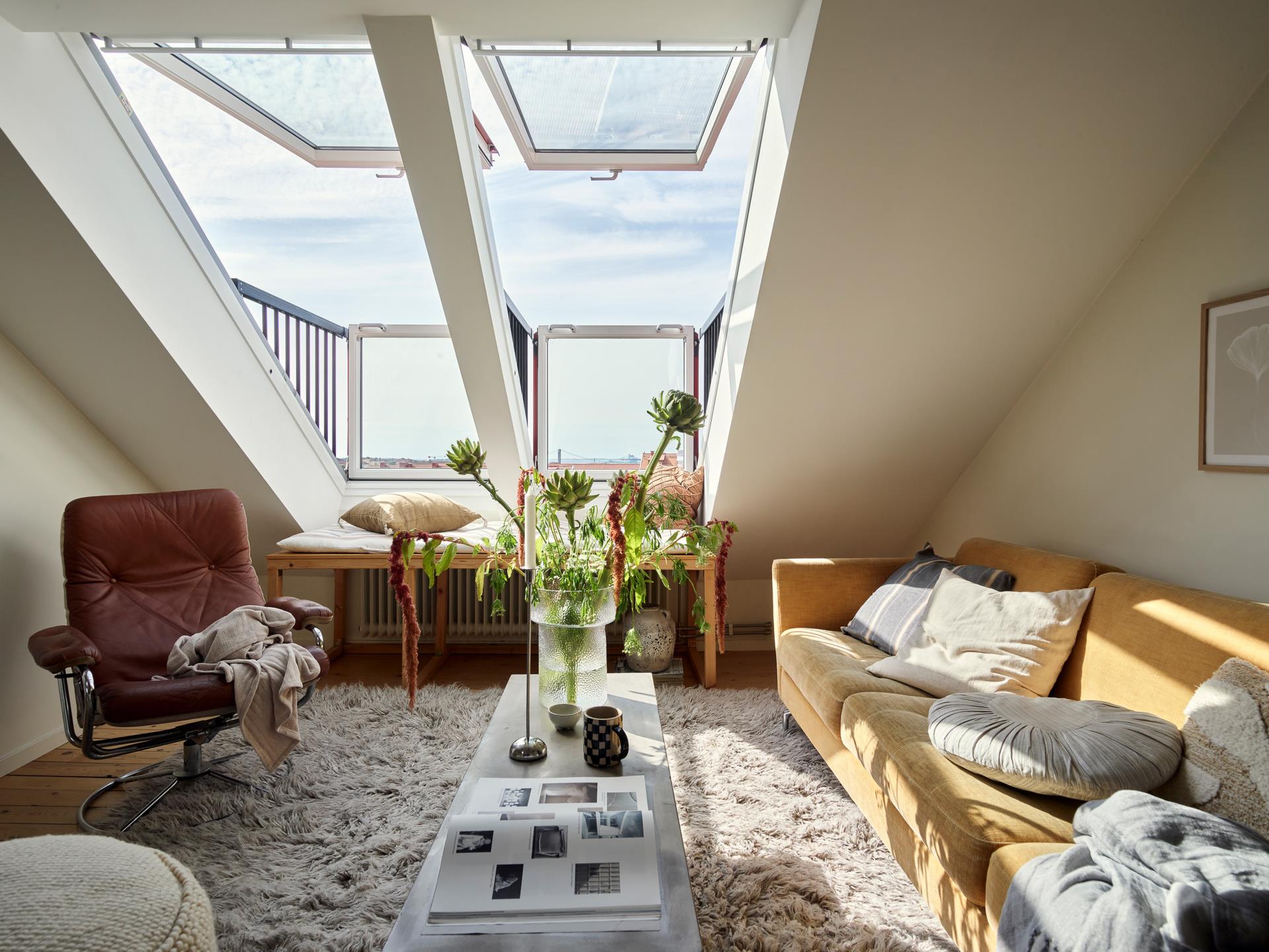 salon avec fenêtres de toit balcon décoration scandinave salon avec fenêtres de toit balcon décoration scandinave