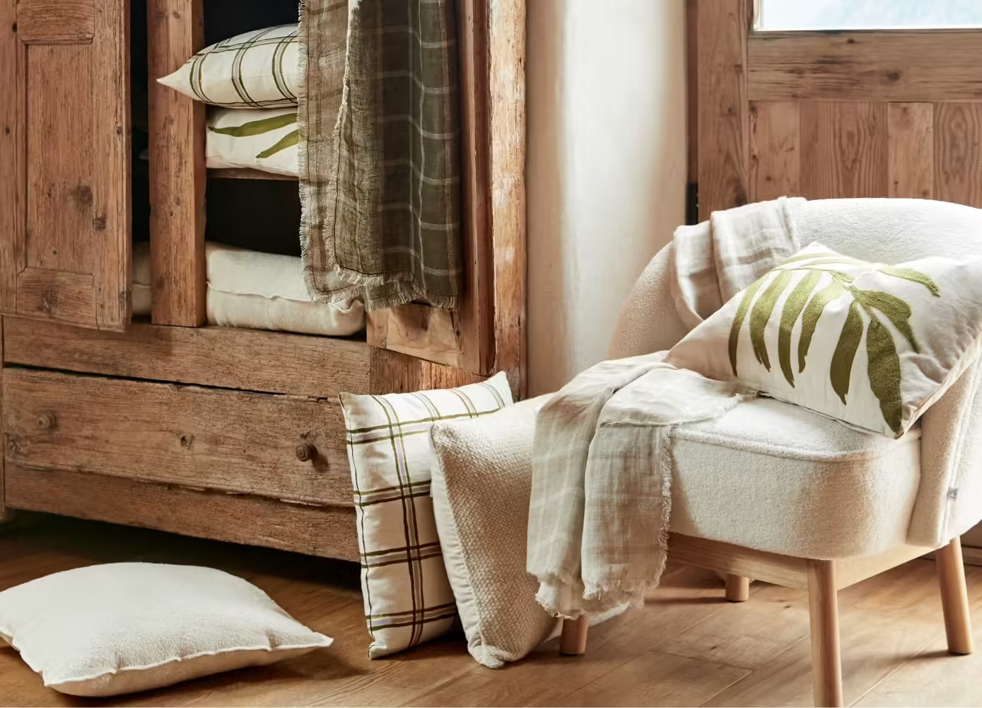 armoire rustique dans salon