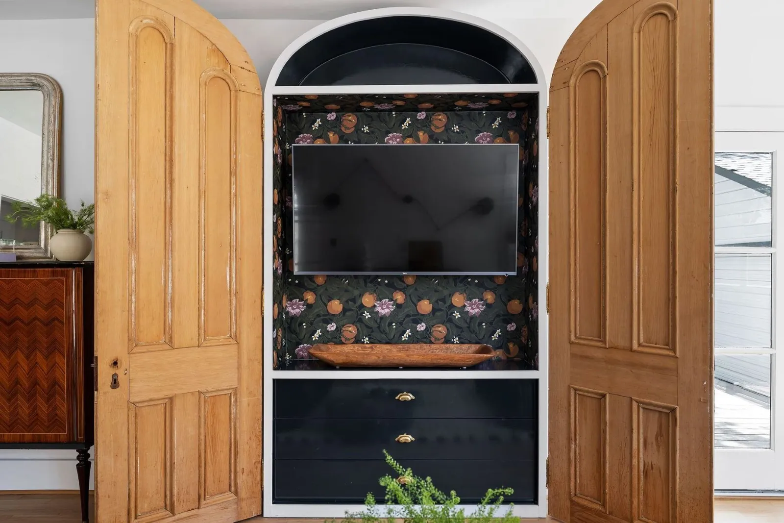 télévision cachée derrière portes télévision cachée derrière portes