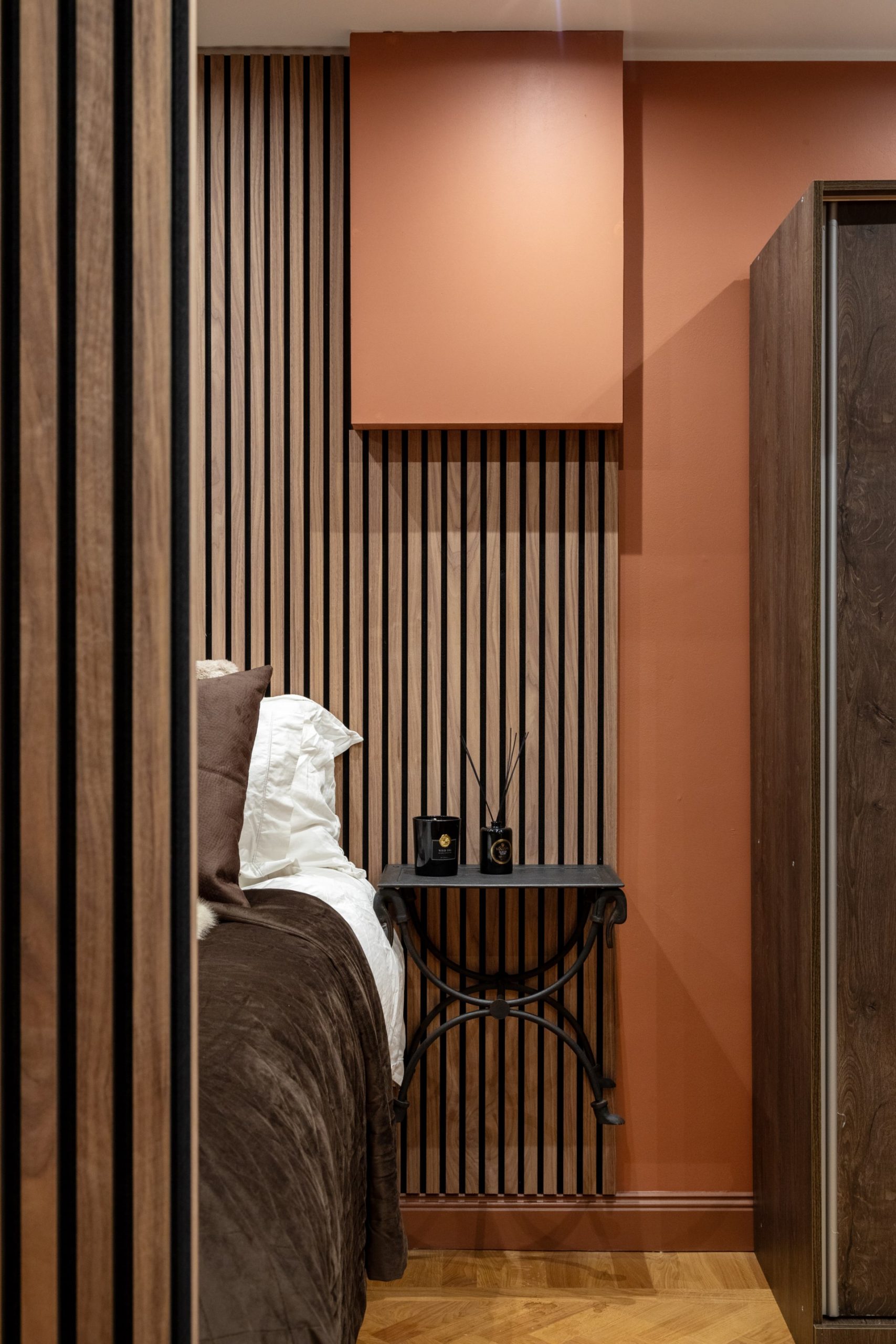 chambre avec mur tasseaux