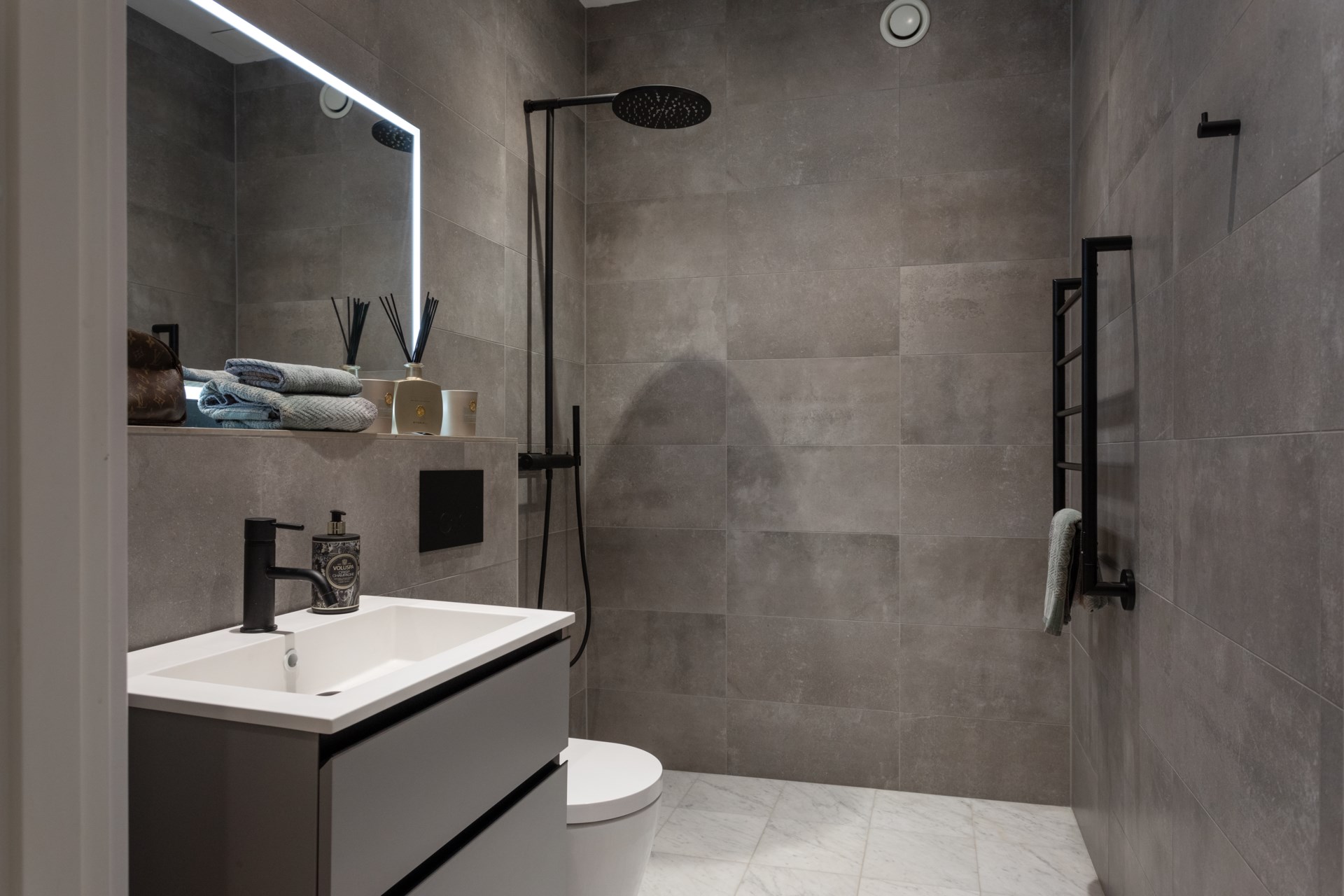 salle de bain design grise