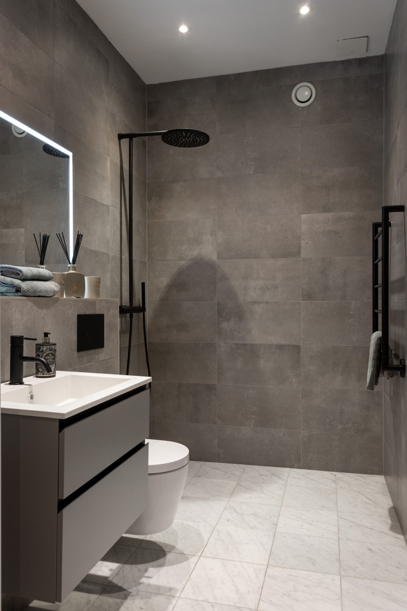 salle de bain design grise