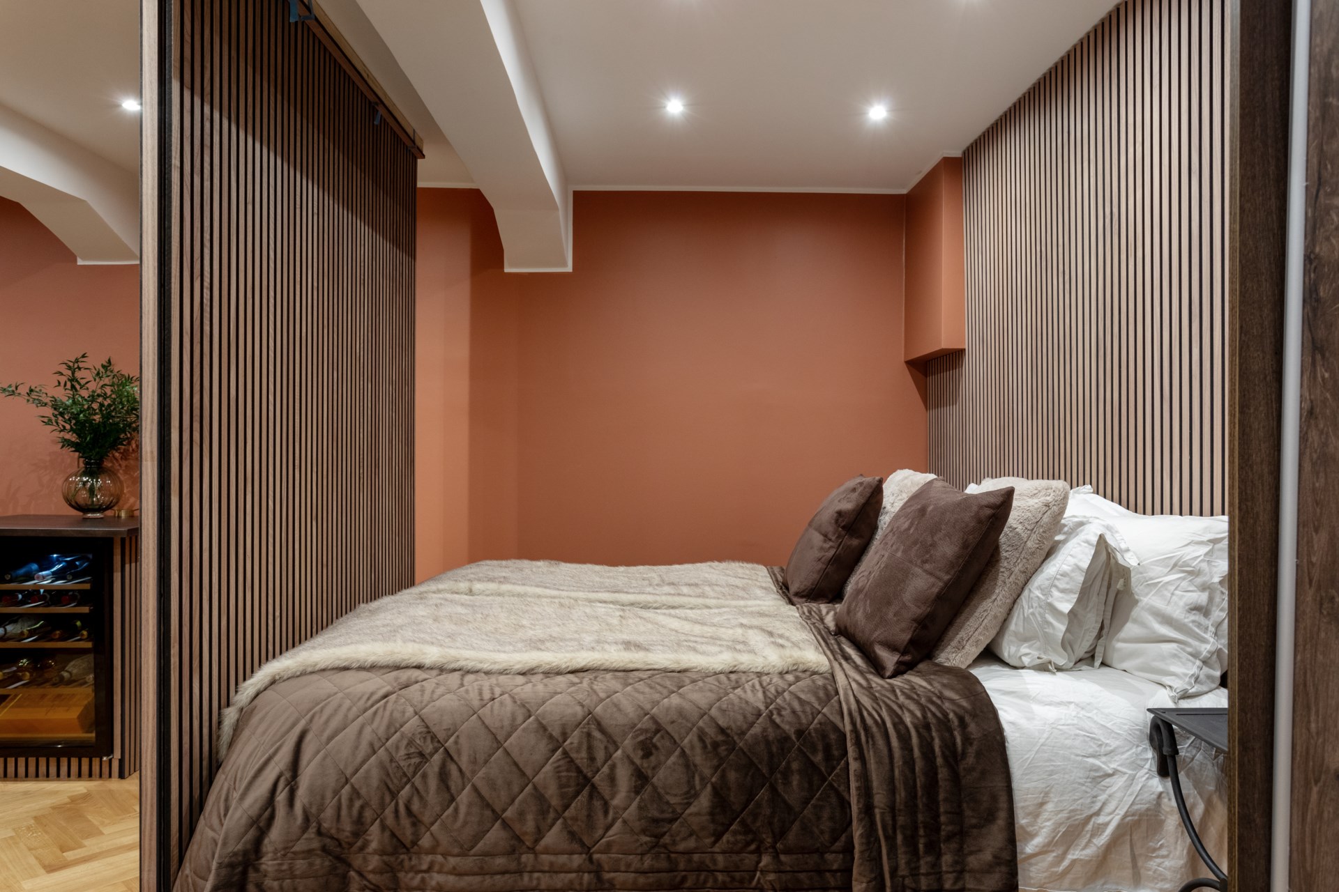 chambre avec mur tasseaux